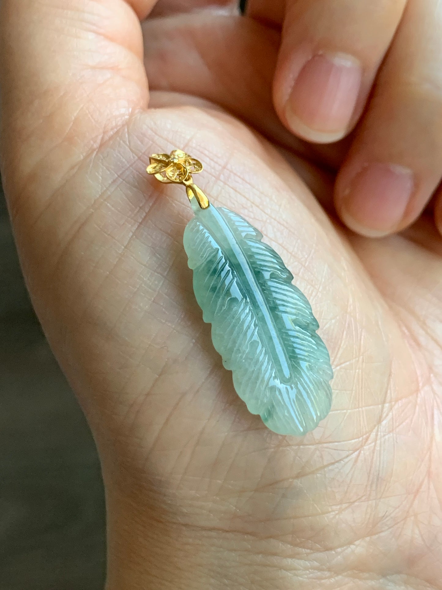 Natural Icy Translucent Gelatinous Green Marbled Jadeite Carved Feather Pendant 18K Yellow Gold Bail 天然冰飘花翡翠羽毛镶嵌吊坠