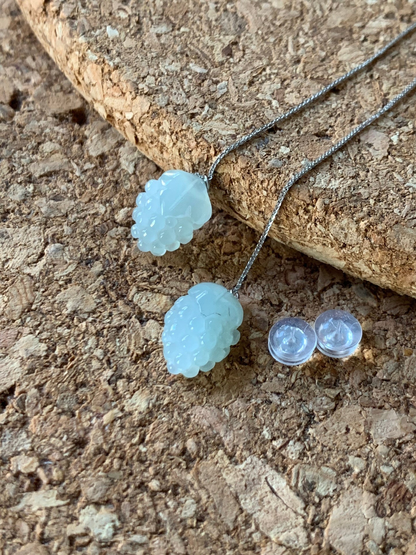 Natural Burmese Translucent Icy Jadeite Carved Grapes Threader Earrings 18K White Gold 天然缅甸冰胶翡翠葡萄18K金耳线