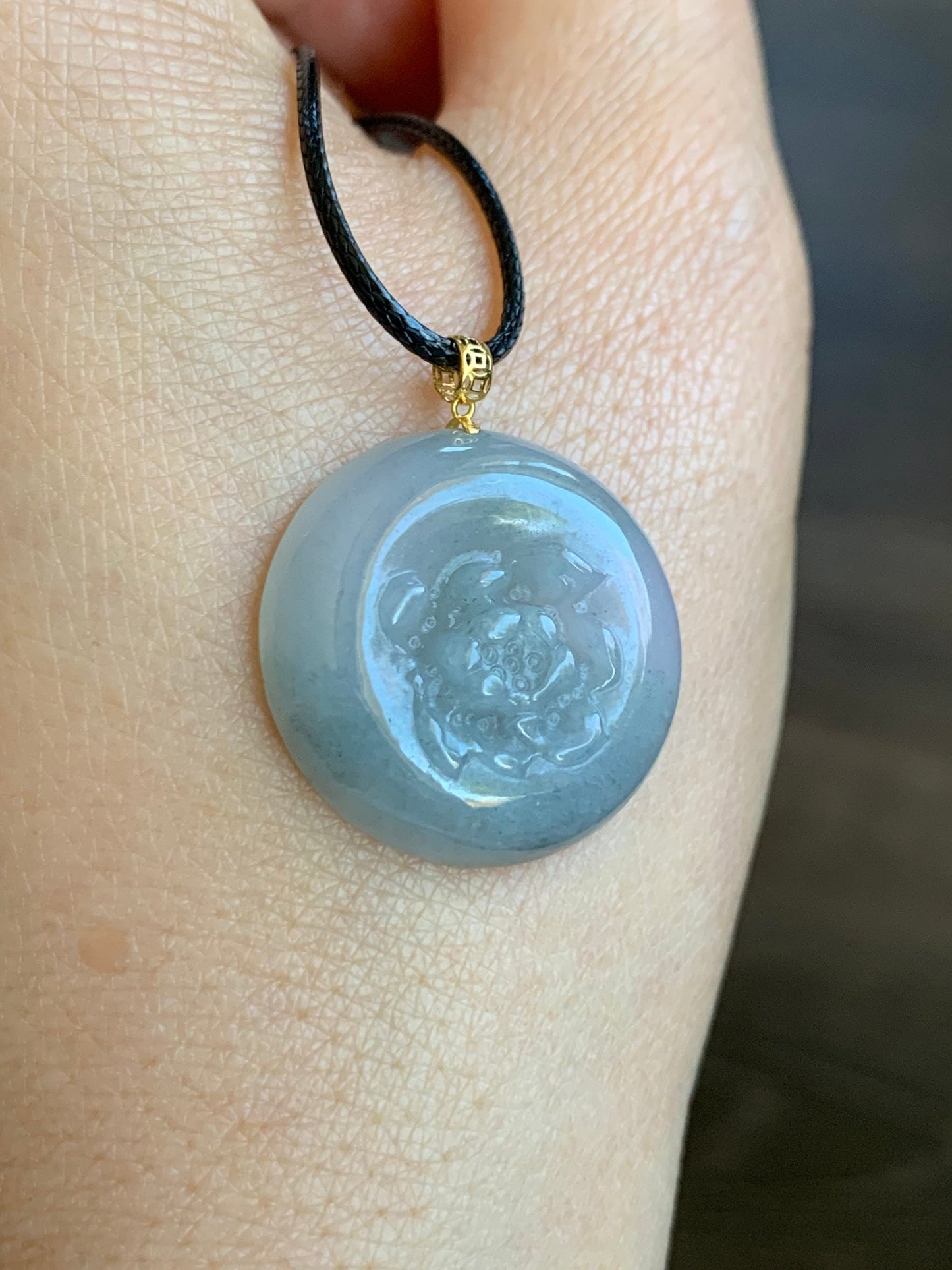 Natural Burmese Translucent Icy Wuji Marbled Jadeite Carved Peony Flower Coin Pendant 18K Yellow Gold Bail 天然缅甸糯冰淡紫乌鸡翡翠牡丹花圆牌吊坠