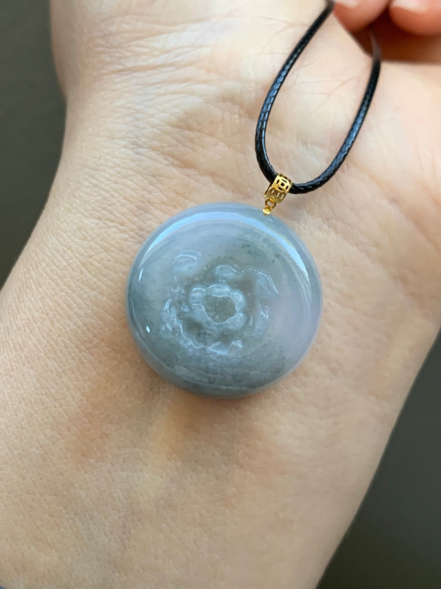 Natural Burmese Translucent Icy Wuji Marbled Jadeite Carved Peony Flower Coin Pendant 18K Yellow Gold Bail 天然缅甸糯冰淡紫乌鸡翡翠牡丹花圆牌吊坠
