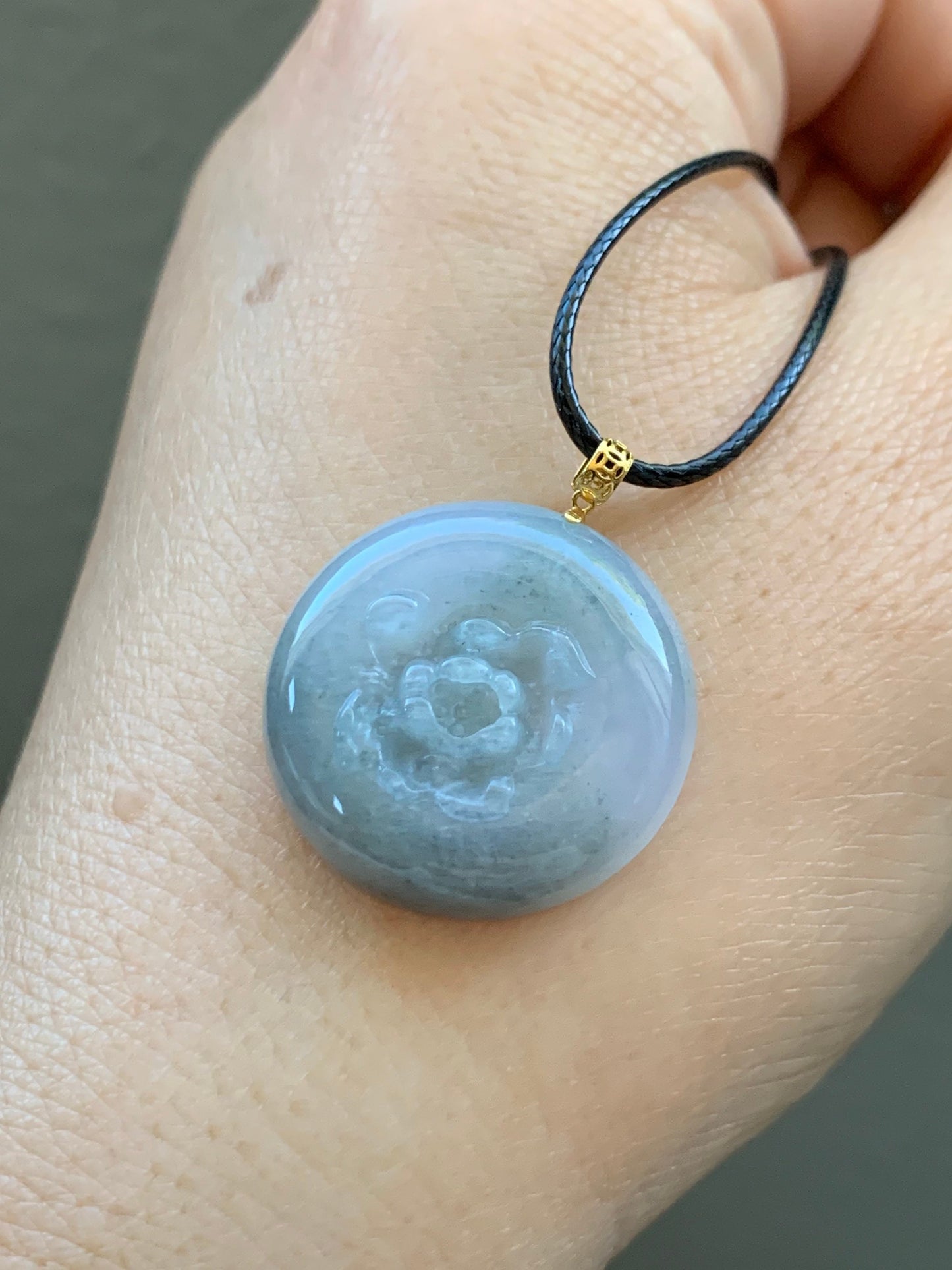 Natural Burmese Translucent Icy Wuji Marbled Jadeite Carved Peony Flower Coin Pendant 18K Yellow Gold Bail 天然缅甸糯冰淡紫乌鸡翡翠牡丹花圆牌吊坠