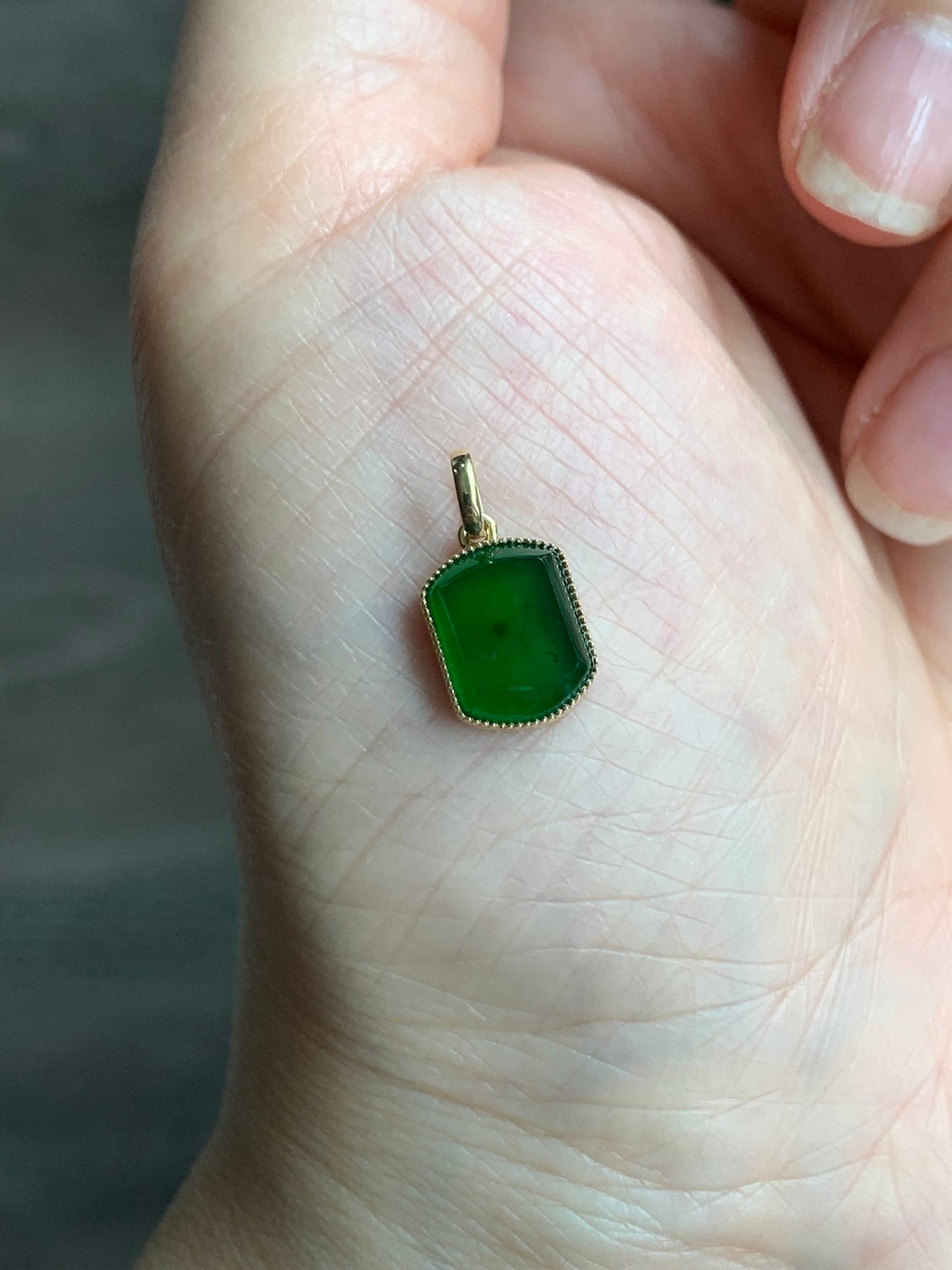 Certified Natural Guatemalan Premium Icy Highly Translucent Vibrant Green Jadeite Petite Pendant 18K Yellow Gold 1.14g 天然冰危绿翡翠无事牌镶嵌吊坠 1452