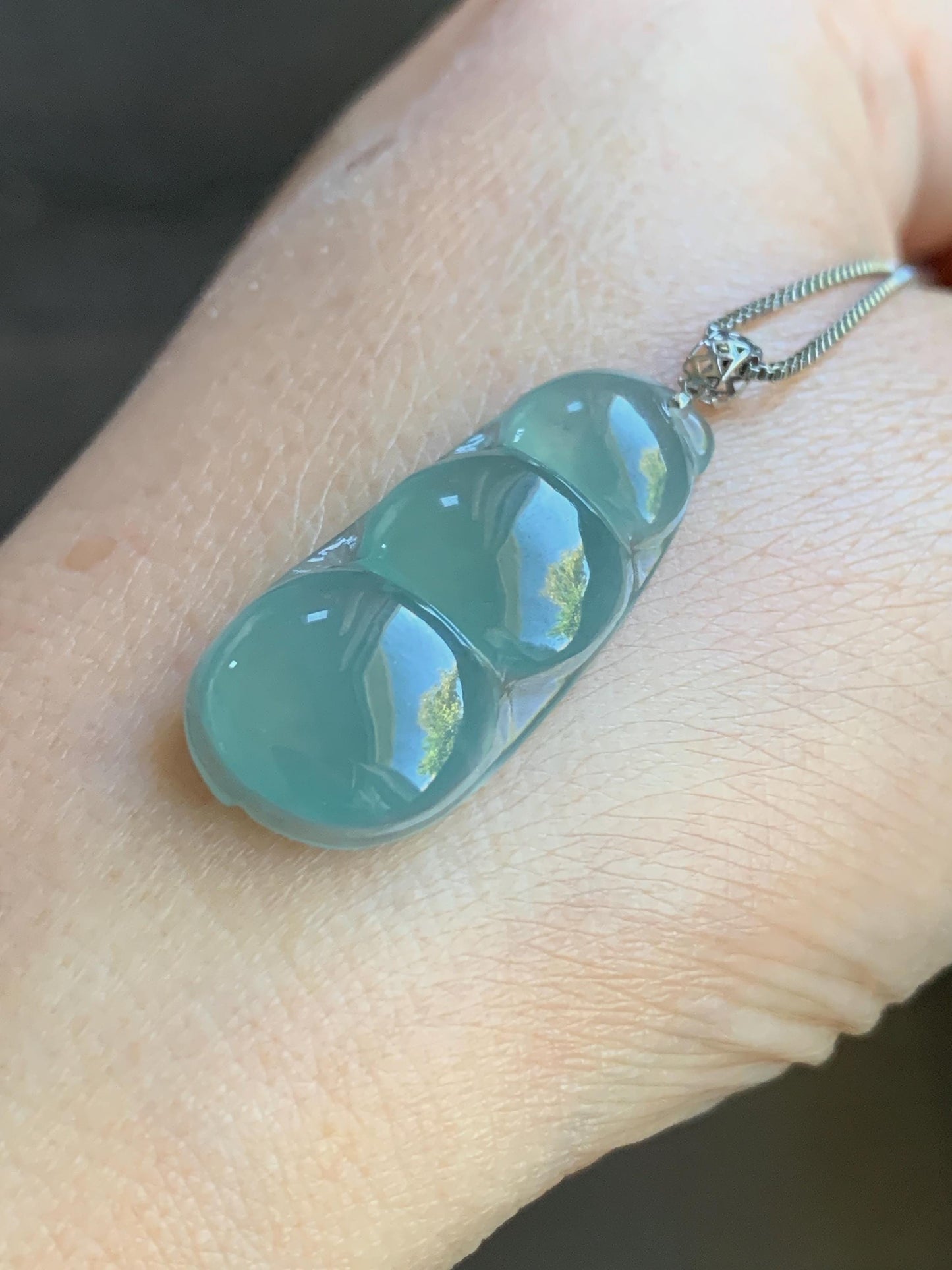 Natural Guatemalan Icy Highly Translucent Gelatinous Light Teal Blue Jadeite Peapod Pendant 18K White Gold 3g 天然冰危浅蓝绿翡翠福豆镶嵌吊坠 DHL73B