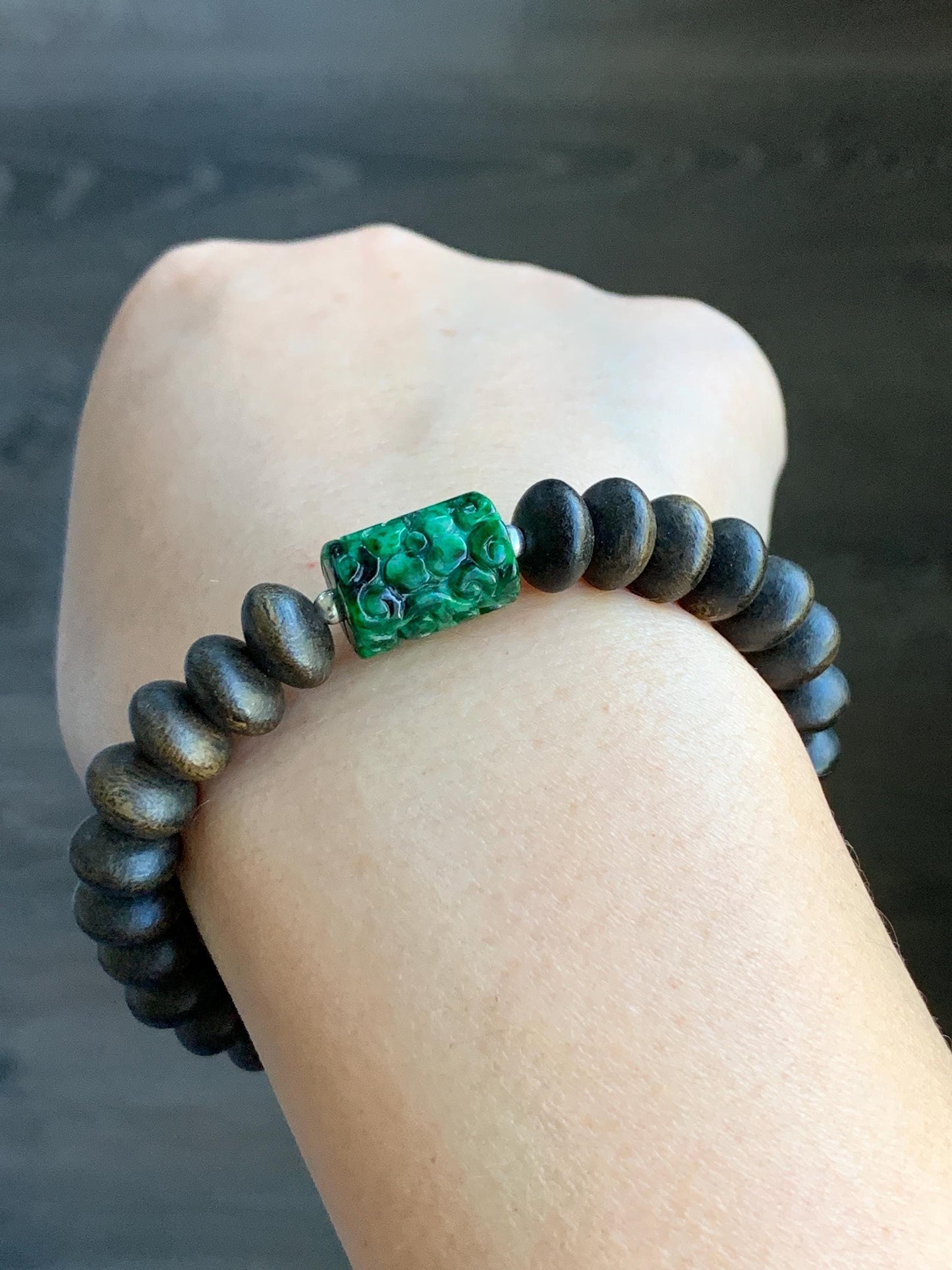 Natural Burmese Semi Translucent Vibrant Green Marbled Jadeite Engraved Barrel Bead Agarwood Beaded Bracelet 7.25” 10g 天然缅甸辣绿飘花翡翠仿古雕桶珠沉香鼓珠手串