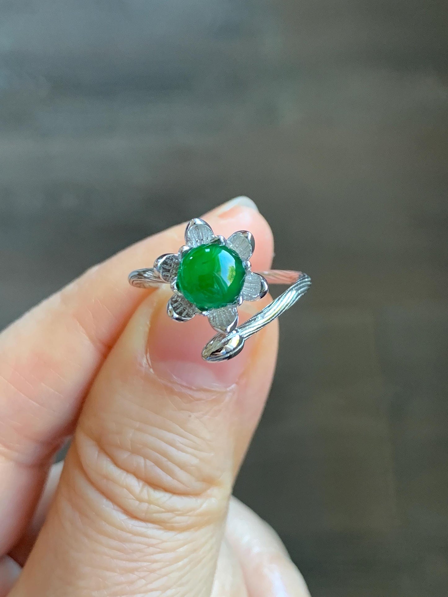 Natural Guatemalan Icy Translucent Vibrant Green Jadeite Solitaire Flower Open Band Ring Sterling Silver Adjustable 天然冰危绿翡翠莲花开口银镶戒指 WLH98