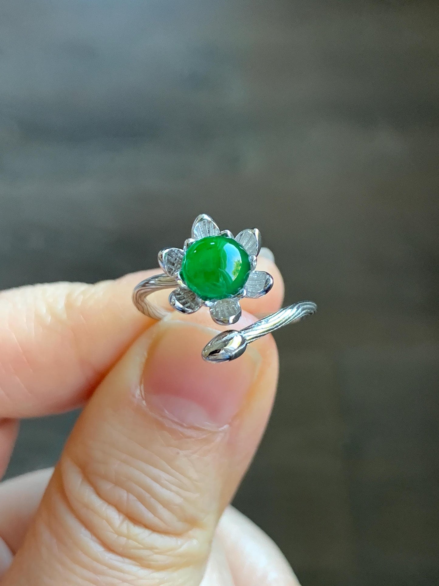Natural Guatemalan Icy Translucent Vibrant Green Jadeite Solitaire Flower Open Band Ring Sterling Silver Adjustable 天然冰危绿翡翠莲花开口银镶戒指 WLH98