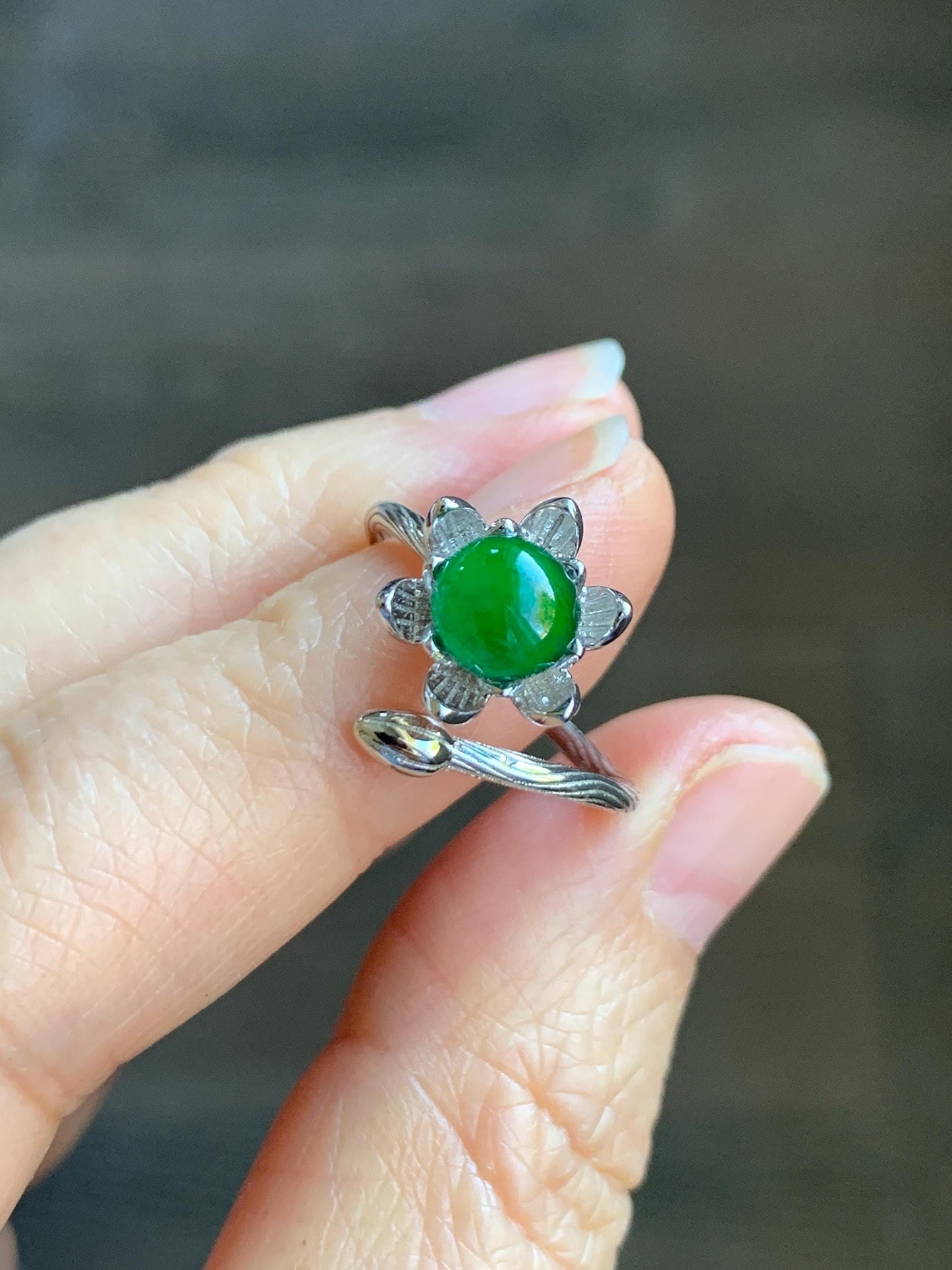 Natural Guatemalan Icy Translucent Vibrant Green Jadeite Solitaire Flower Open Band Ring Sterling Silver Adjustable 天然冰危绿翡翠莲花开口银镶戒指 WLH98
