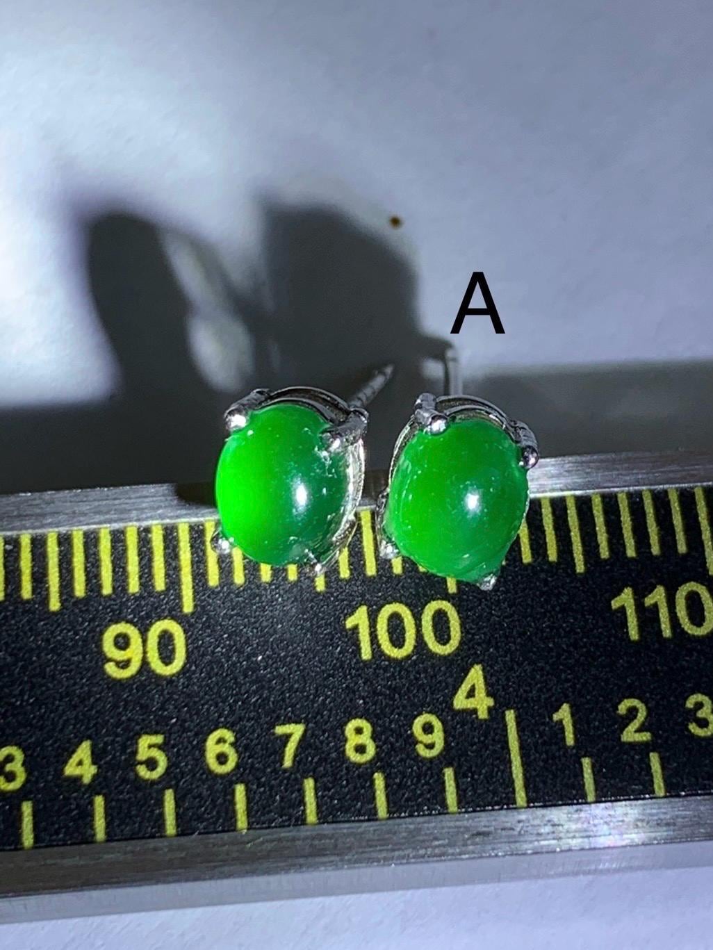 Natural Grade A Guatemalan Icy Translucent Vibrant Green Jade Jadeite Oval Cabochon Stud Earrings Sterling Silver 6x5mm 天然冰危绿翡翠椭圆银镶耳钉 TYW120