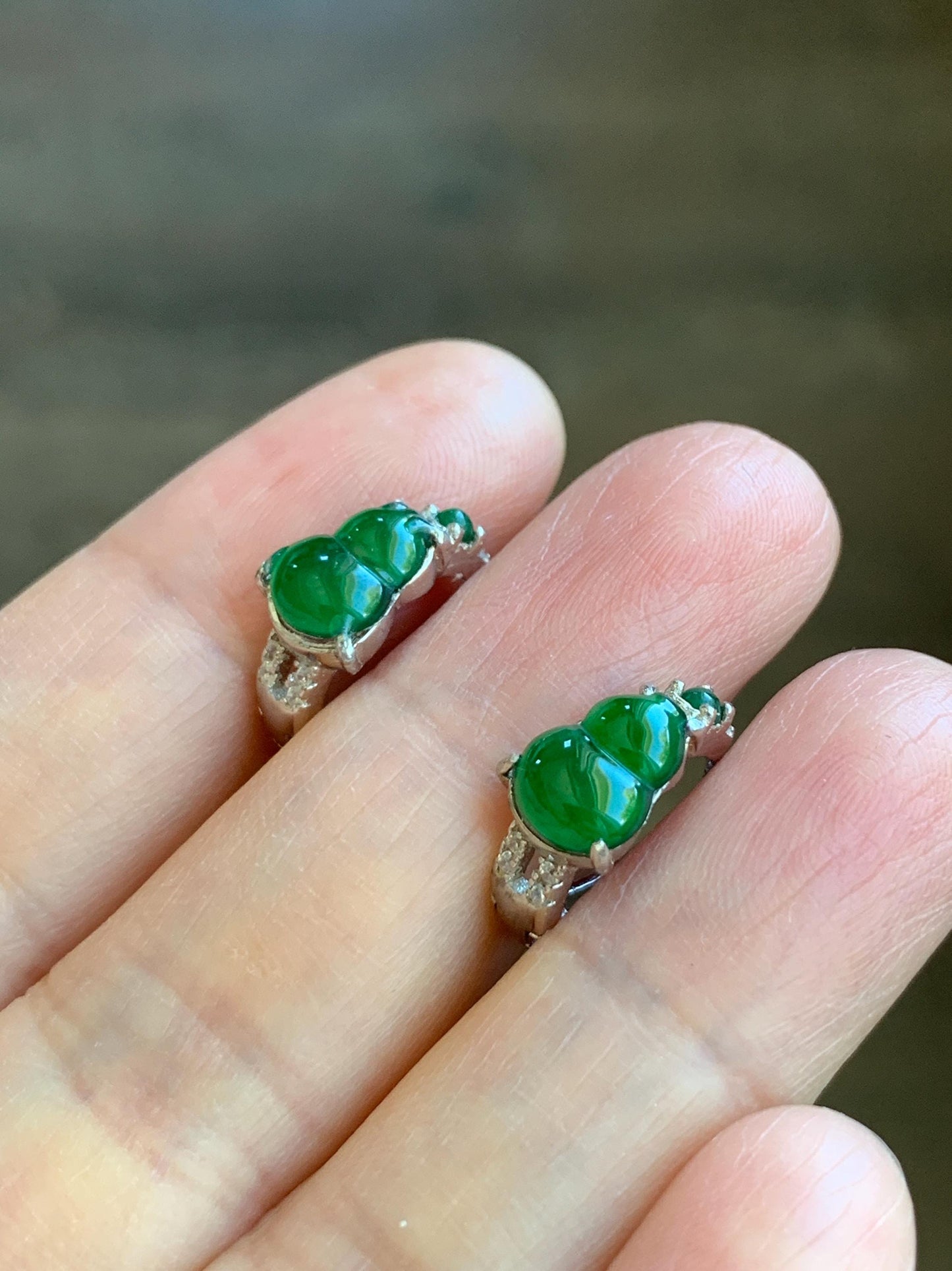 Natural Grade A Guatemalan Icy Translucent Vibrant Green Jade Jadeite Hulu Gourd Huggie Hoop Earrings Sterling Silver 天然冰危绿翡翠葫芦银镶耳包 DHL130