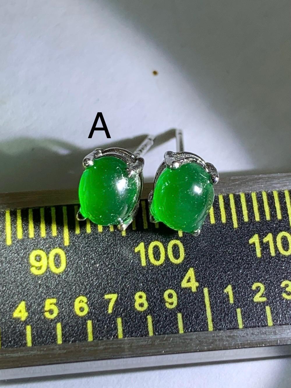 Natural Grade A Guatemalan Icy Translucent Vibrant Green Jade Jadeite Oval Cabochon Stud Earrings Sterling Silver 6x5mm 天然冰危绿翡翠椭圆银镶耳钉 TYW120