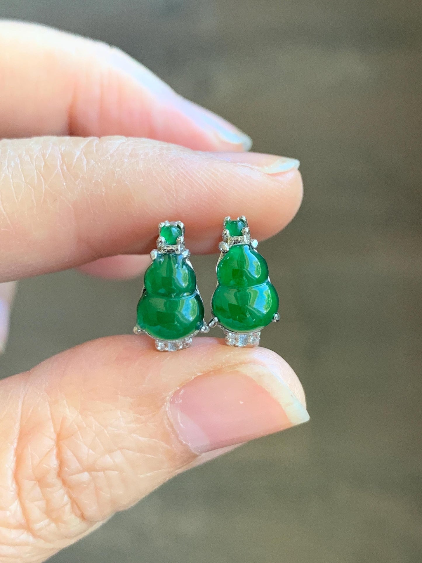 Natural Grade A Guatemalan Icy Translucent Vibrant Green Jade Jadeite Hulu Gourd Huggie Hoop Earrings Sterling Silver 天然冰危绿翡翠葫芦银镶耳包 DHL130