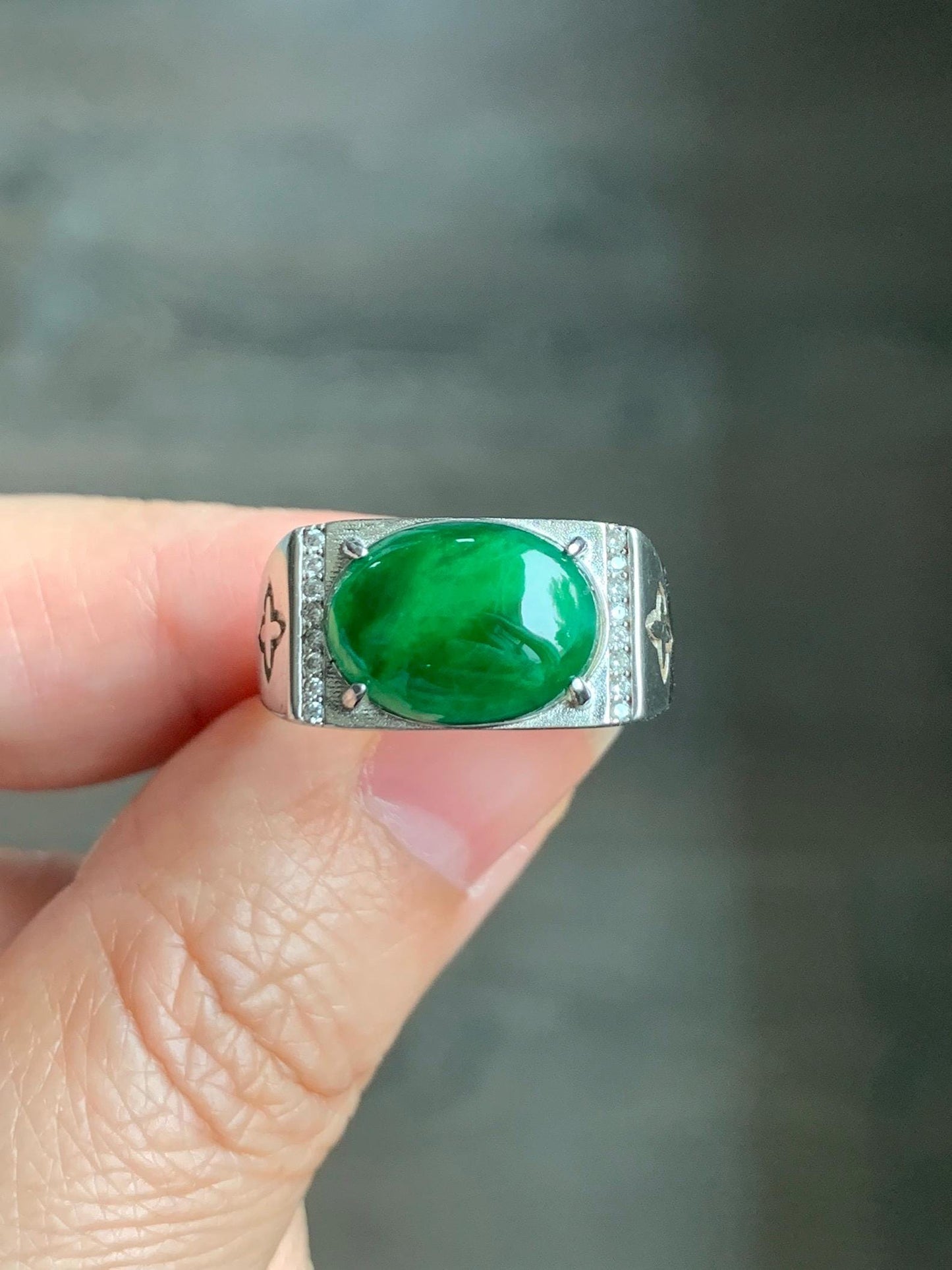 Natural Grade A Icy Translucent Vibrant Green Jadeite Oval Cabochon Solitaire Ring Sterling Silver Size 8.5 Adjustable 天然冰危绿翡翠蛋面银镶戒指 WLT150