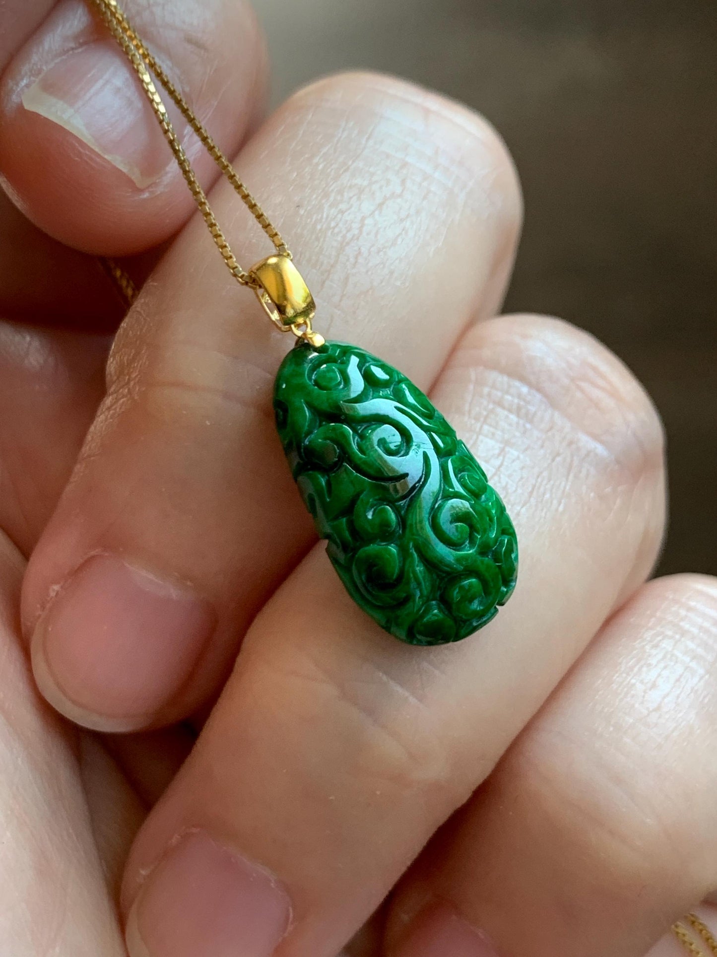 Certified Natural Grade A Icy Vibrant Hot Green Jade Jadeite Engraved Teardrop Pendant 18K Yellow Gold 2.11g 天然辣绿花青翡翠仿古雕水滴吊坠 9438