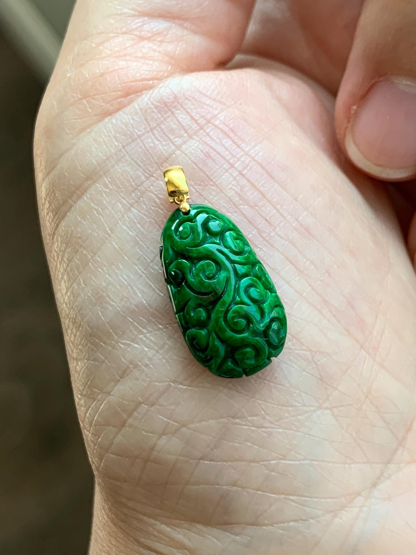 Certified Natural Grade A Icy Vibrant Hot Green Jade Jadeite Engraved Teardrop Pendant 18K Yellow Gold 2.11g 天然辣绿花青翡翠仿古雕水滴吊坠 9438