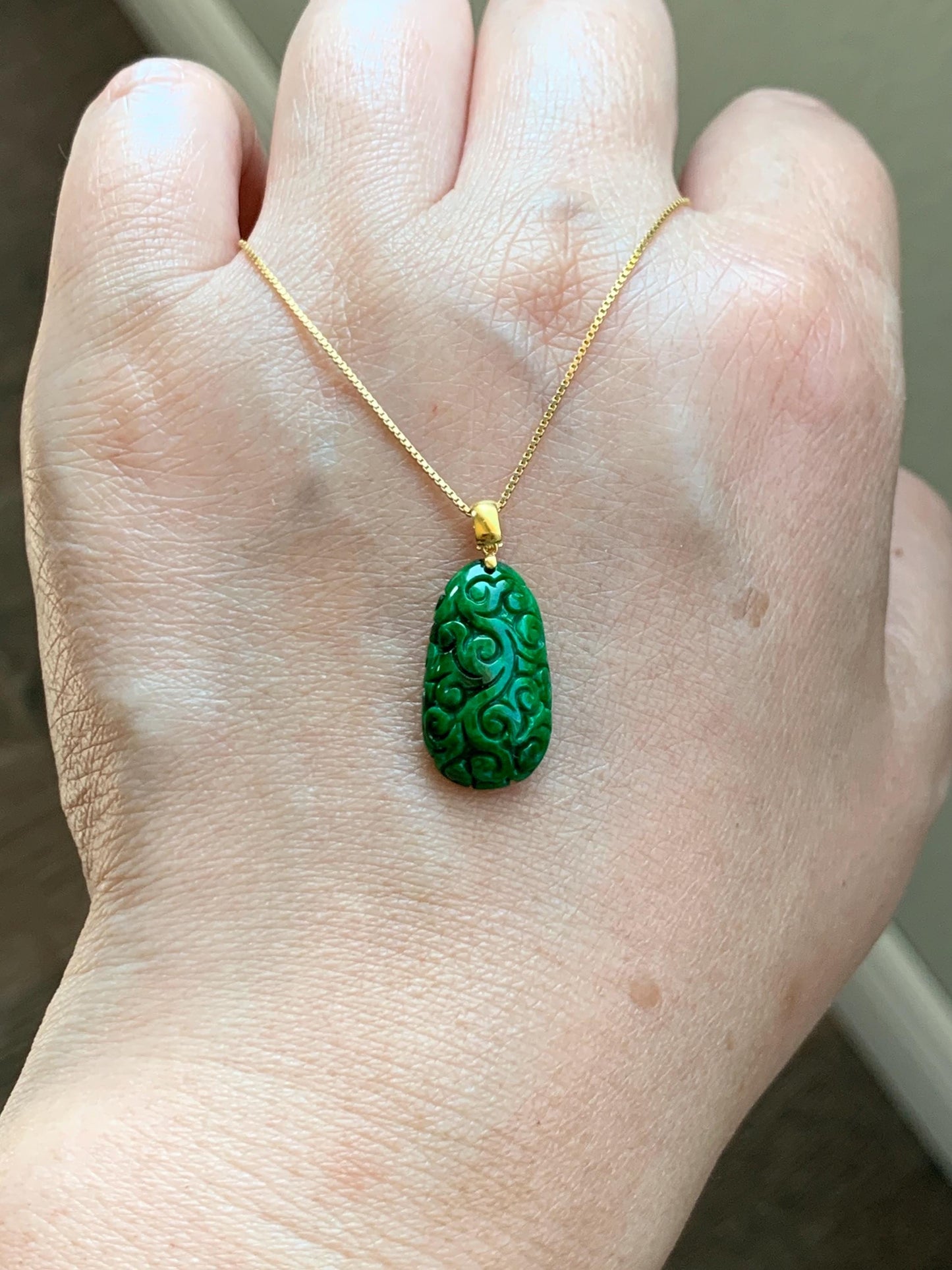 Certified Natural Grade A Icy Vibrant Hot Green Jade Jadeite Engraved Teardrop Pendant 18K Yellow Gold 2.11g 天然辣绿花青翡翠仿古雕水滴吊坠 9438
