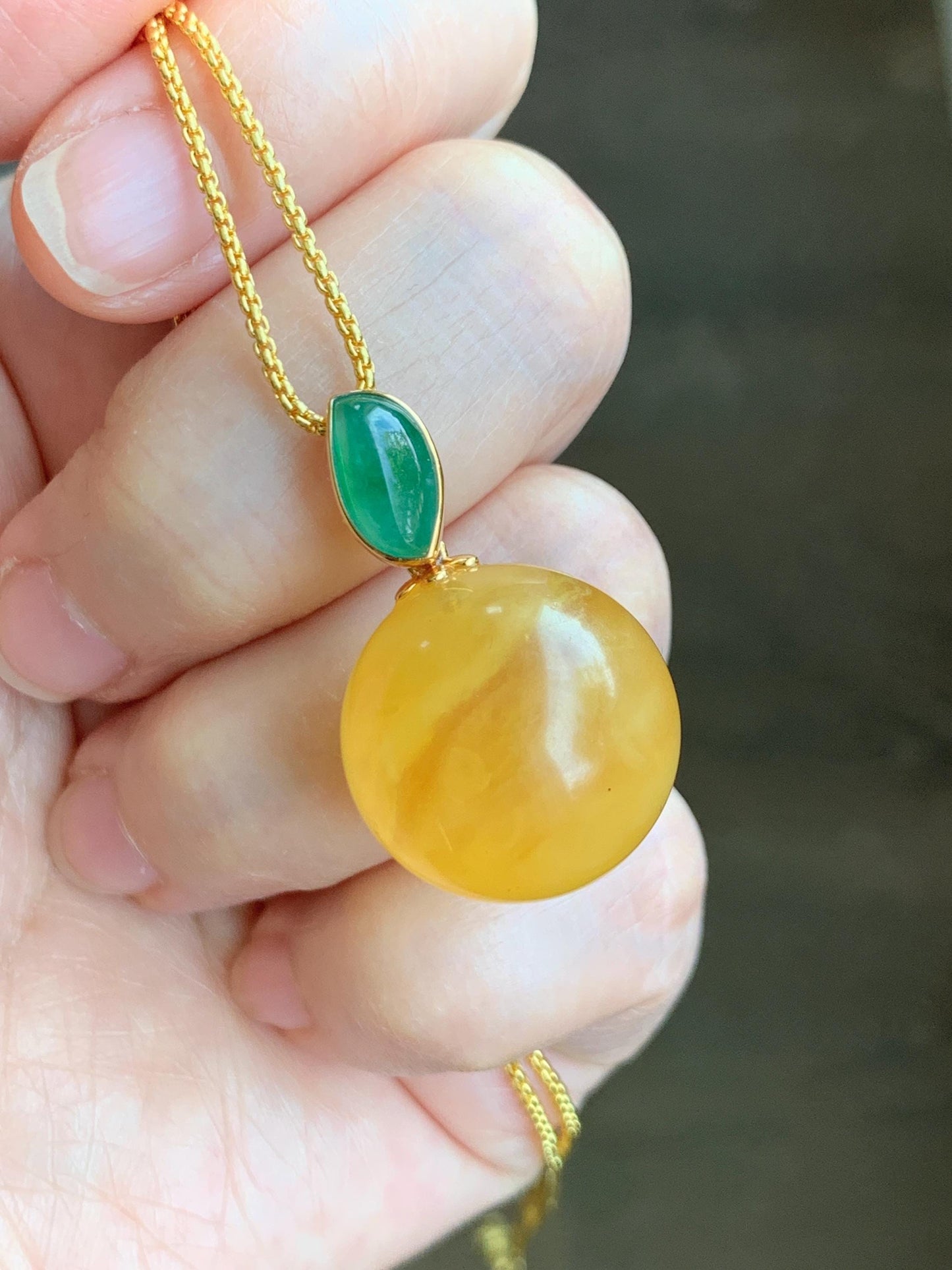Certified Natural Grade A Icy Translucent Green Jadeite Natural Rich Honey Beewax Sphere Pendant 18K Yellow Gold 4.99g 天然冰绿翡翠马眼蜜蜡单珠镶嵌吊坠 9475