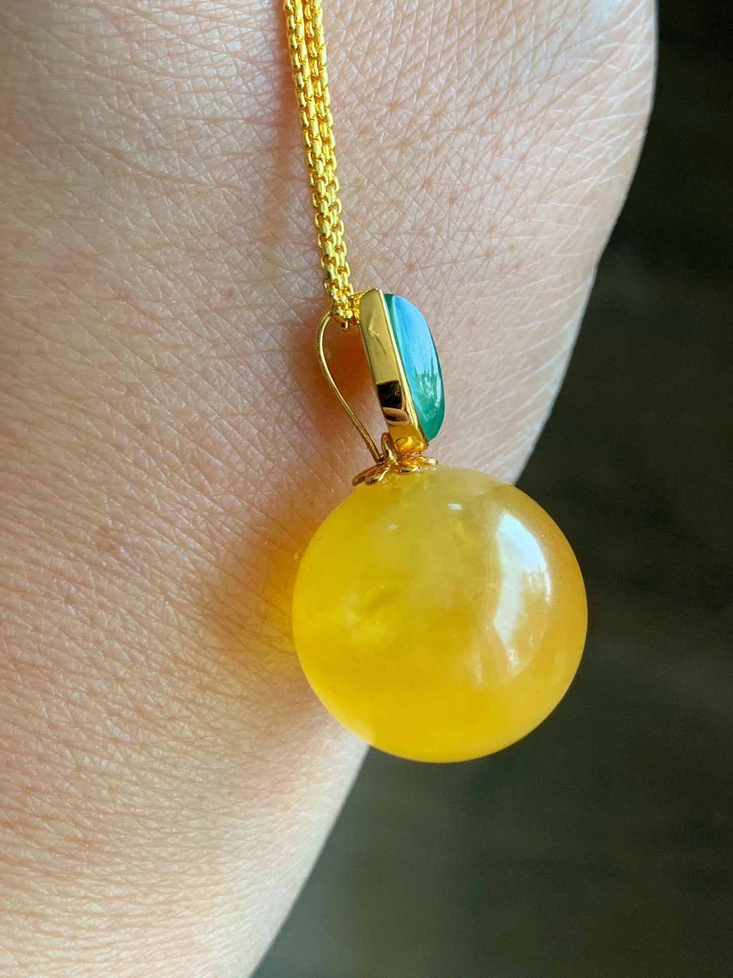 Certified Natural Grade A Icy Translucent Green Jadeite Natural Rich Honey Beewax Sphere Pendant 18K Yellow Gold 4.99g 天然冰绿翡翠马眼蜜蜡单珠镶嵌吊坠 9475