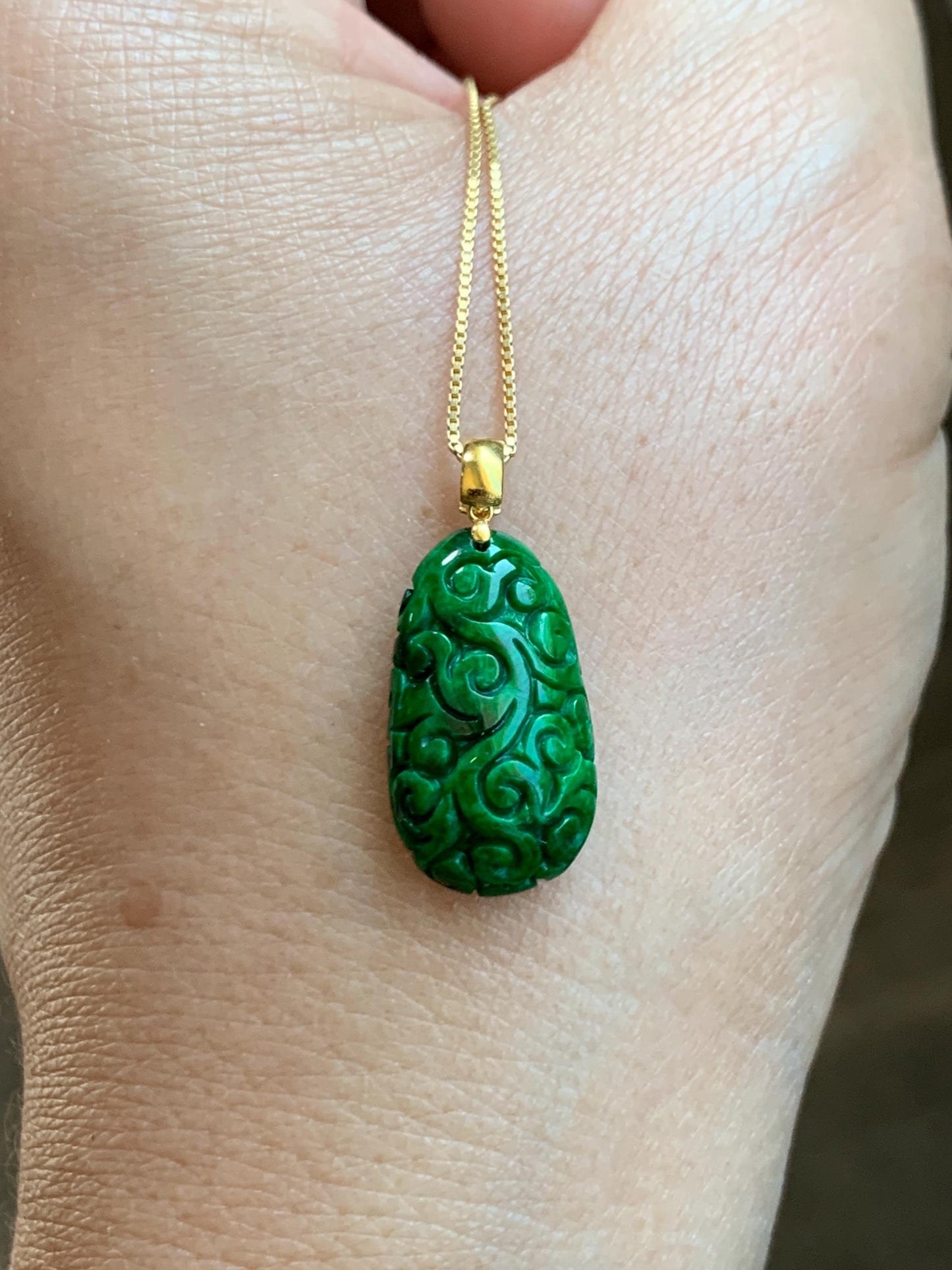Certified Natural Grade A Icy Vibrant Hot Green Jade Jadeite Engraved Teardrop Pendant 18K Yellow Gold 2.11g 天然辣绿花青翡翠仿古雕水滴吊坠 9438