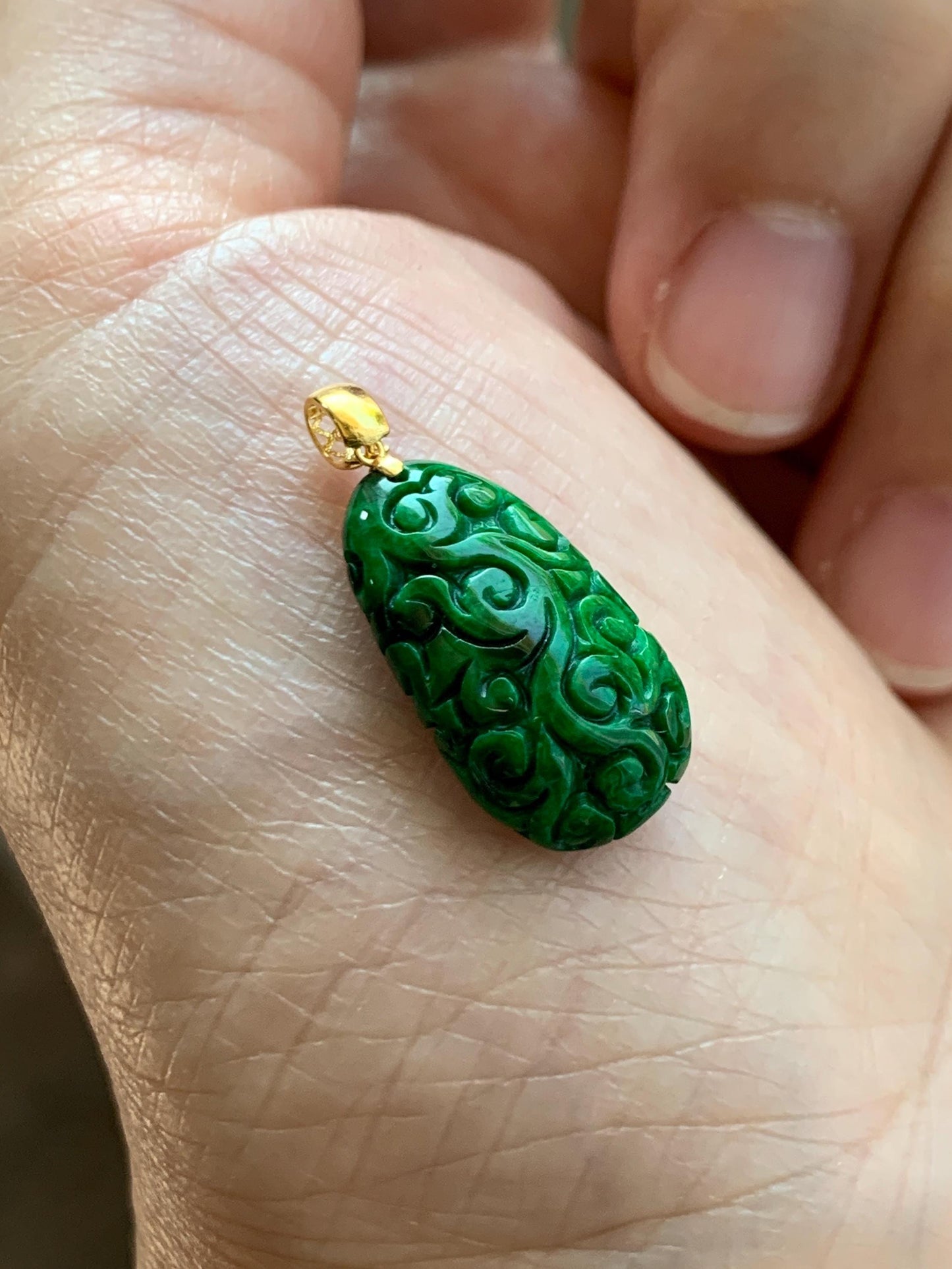 Certified Natural Grade A Icy Vibrant Hot Green Jade Jadeite Engraved Teardrop Pendant 18K Yellow Gold 2.11g 天然辣绿花青翡翠仿古雕水滴吊坠 9438