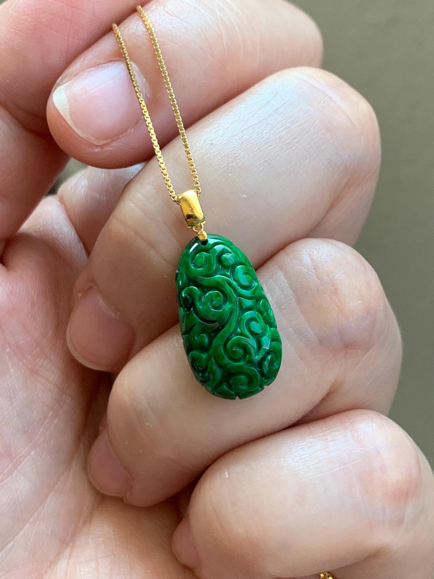 Certified Natural Grade A Icy Vibrant Hot Green Jade Jadeite Engraved Teardrop Pendant 18K Yellow Gold 2.11g 天然辣绿花青翡翠仿古雕水滴吊坠 9438