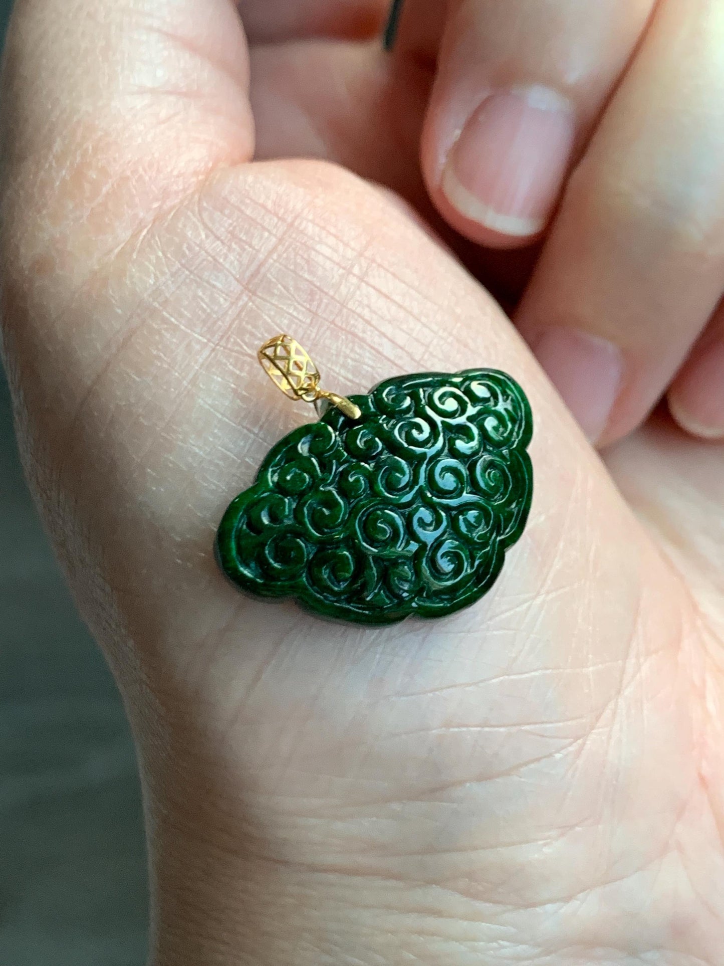 Natural Grade A Intense Green Jade Jadeite Engraved Ruyi Lock Pendant 18K Yellow Gold 5g 天然满绿花青翡翠仿古雕如意锁吊坠 HQR480