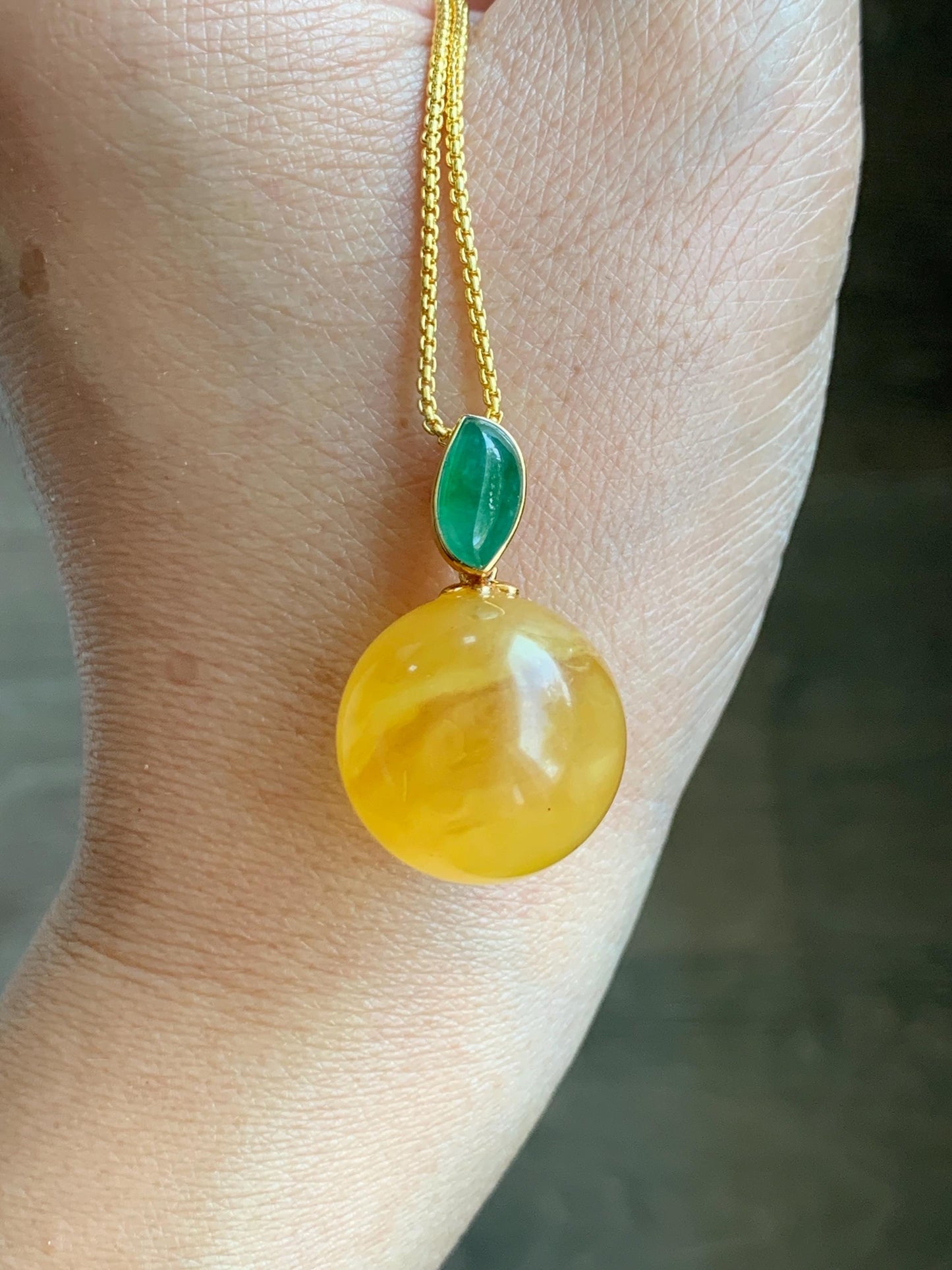 Certified Natural Grade A Icy Translucent Green Jadeite Natural Rich Honey Beewax Sphere Pendant 18K Yellow Gold 4.99g 天然冰绿翡翠马眼蜜蜡单珠镶嵌吊坠 9475