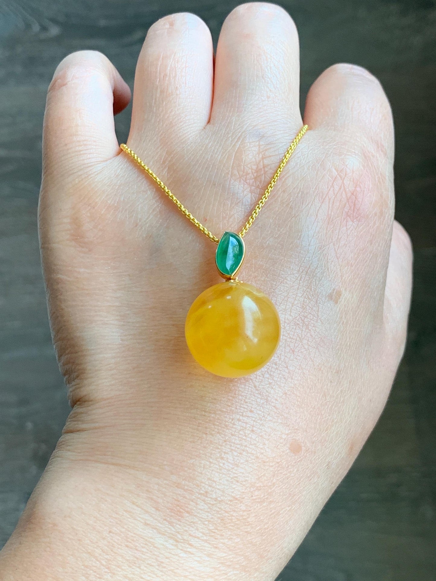 Certified Natural Grade A Icy Translucent Green Jadeite Natural Rich Honey Beewax Sphere Pendant 18K Yellow Gold 4.99g 天然冰绿翡翠马眼蜜蜡单珠镶嵌吊坠 9475