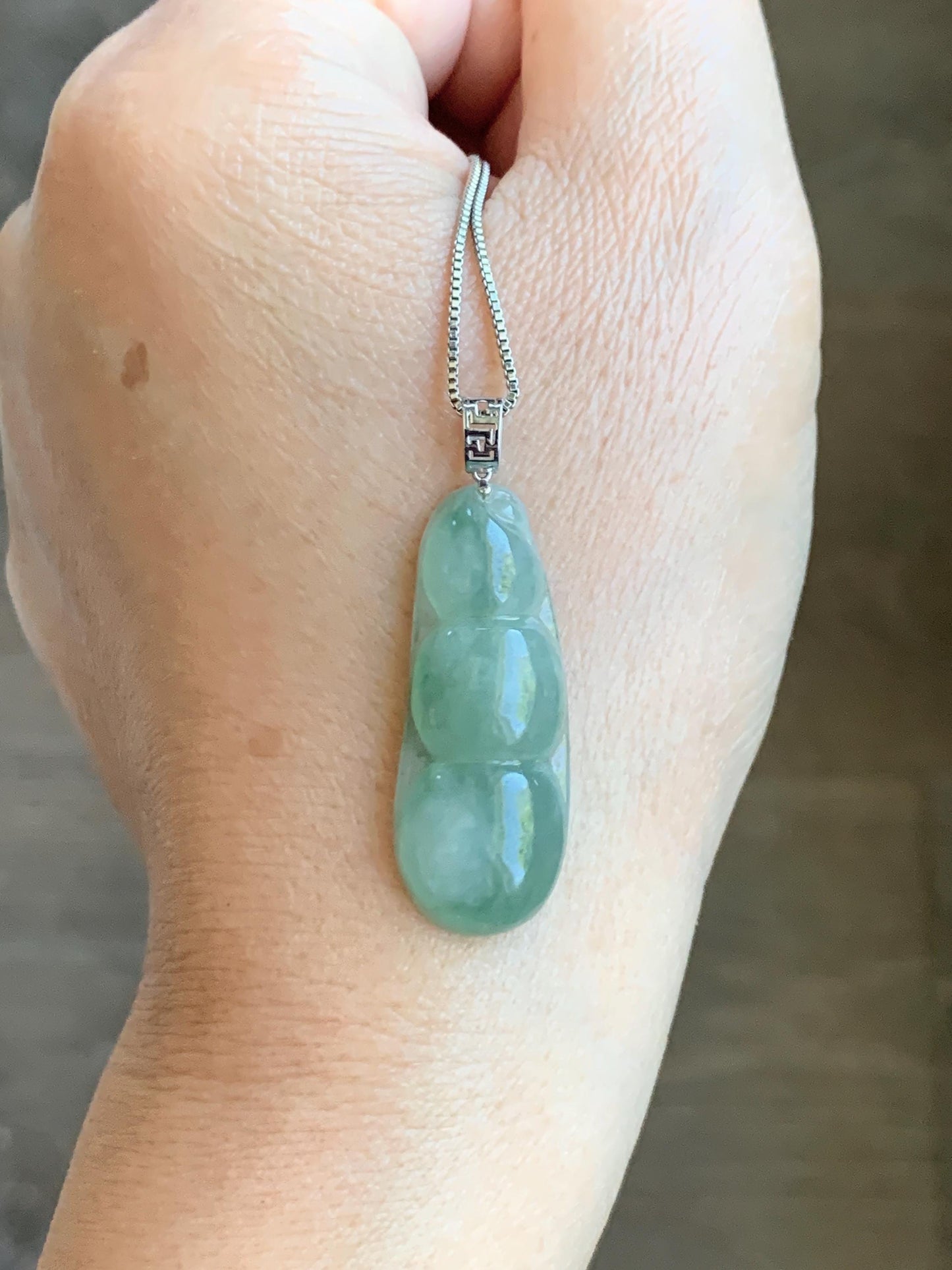Natural Grade A Icy Translucent Light Green Marbled Jade Jadeite Carved Lucky Peapod Pendant 18K White Gold 5g 天然冰飘花翡翠福豆镶嵌吊坠 MDD230C