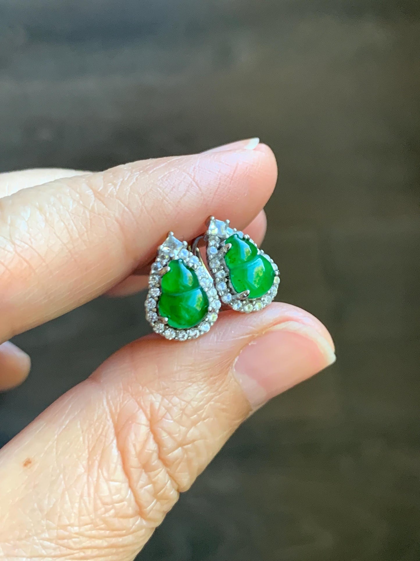 Natural Grade A Guatemalan Icy Translucent Vibrant Green Jade Jadeite Gourd Hulu Huggie Hoop Earrings Sterling Silver 天然冰危绿翡翠葫芦银镶耳包 DHL99