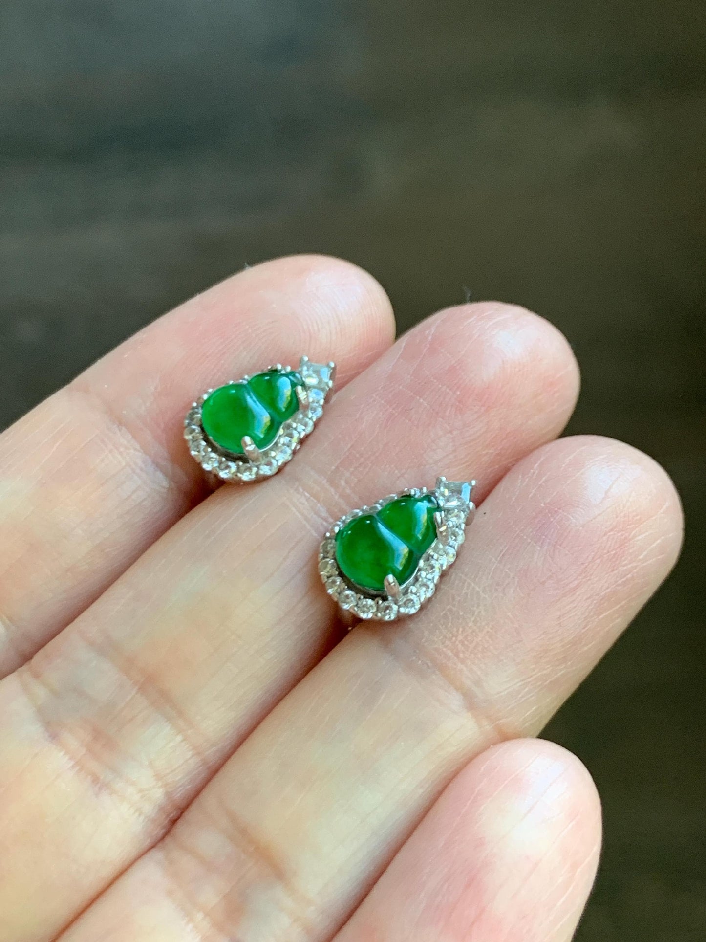 Natural Grade A Guatemalan Icy Translucent Vibrant Green Jade Jadeite Gourd Hulu Huggie Hoop Earrings Sterling Silver 天然冰危绿翡翠葫芦银镶耳包 DHL99