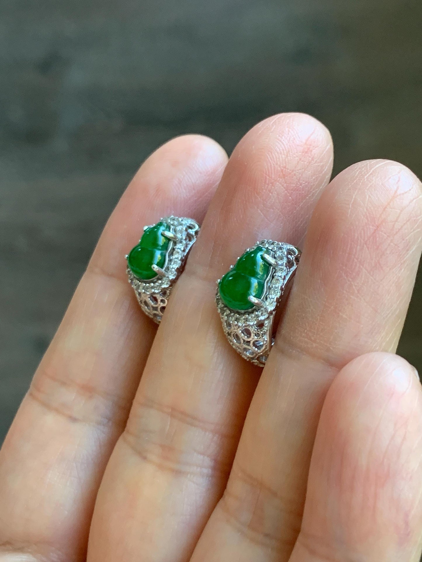 Natural Grade A Guatemalan Icy Translucent Vibrant Green Jade Jadeite Gourd Hulu Huggie Hoop Earrings Sterling Silver 天然冰危绿翡翠葫芦银镶耳包 DHL110
