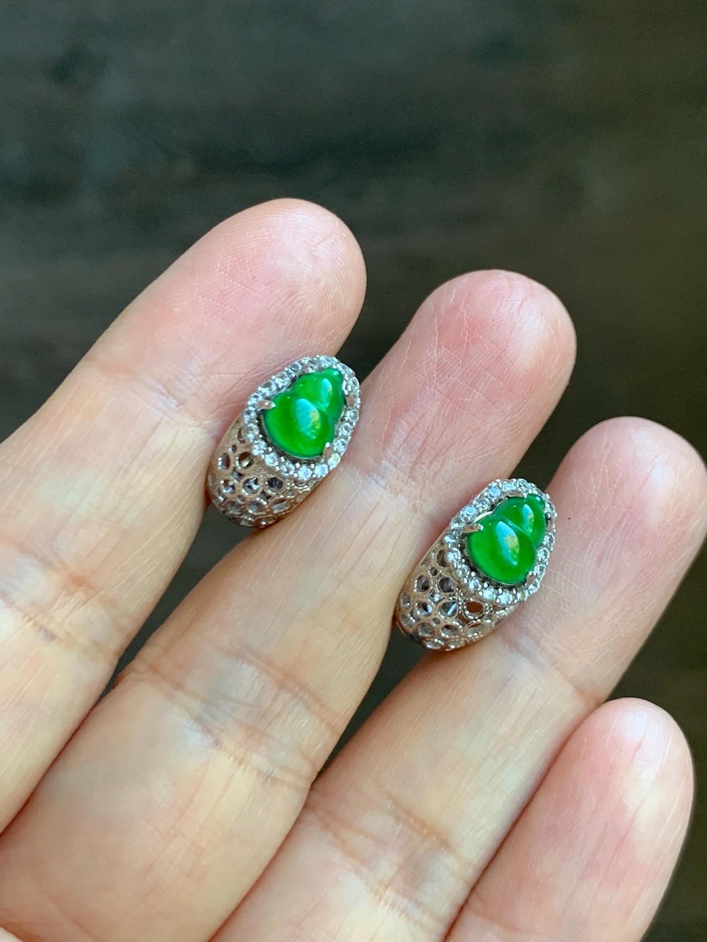 Natural Grade A Guatemalan Icy Translucent Vibrant Green Jade Jadeite Gourd Hulu Huggie Hoop Earrings Sterling Silver 天然冰危绿翡翠葫芦银镶耳包 DHL110