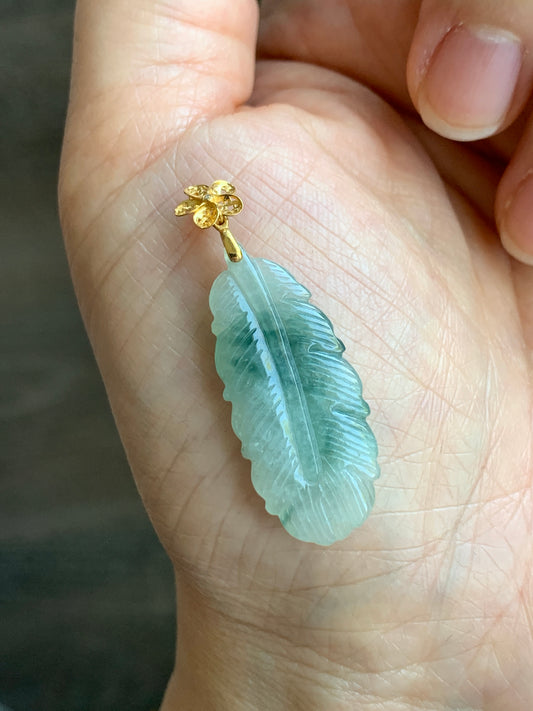 Natural  Icy Translucent Gelatinous Green Marbled Jadeite Carved Feather Pendant 18K Yellow Gold Bail 天然冰飘花翡翠羽毛镶嵌吊坠