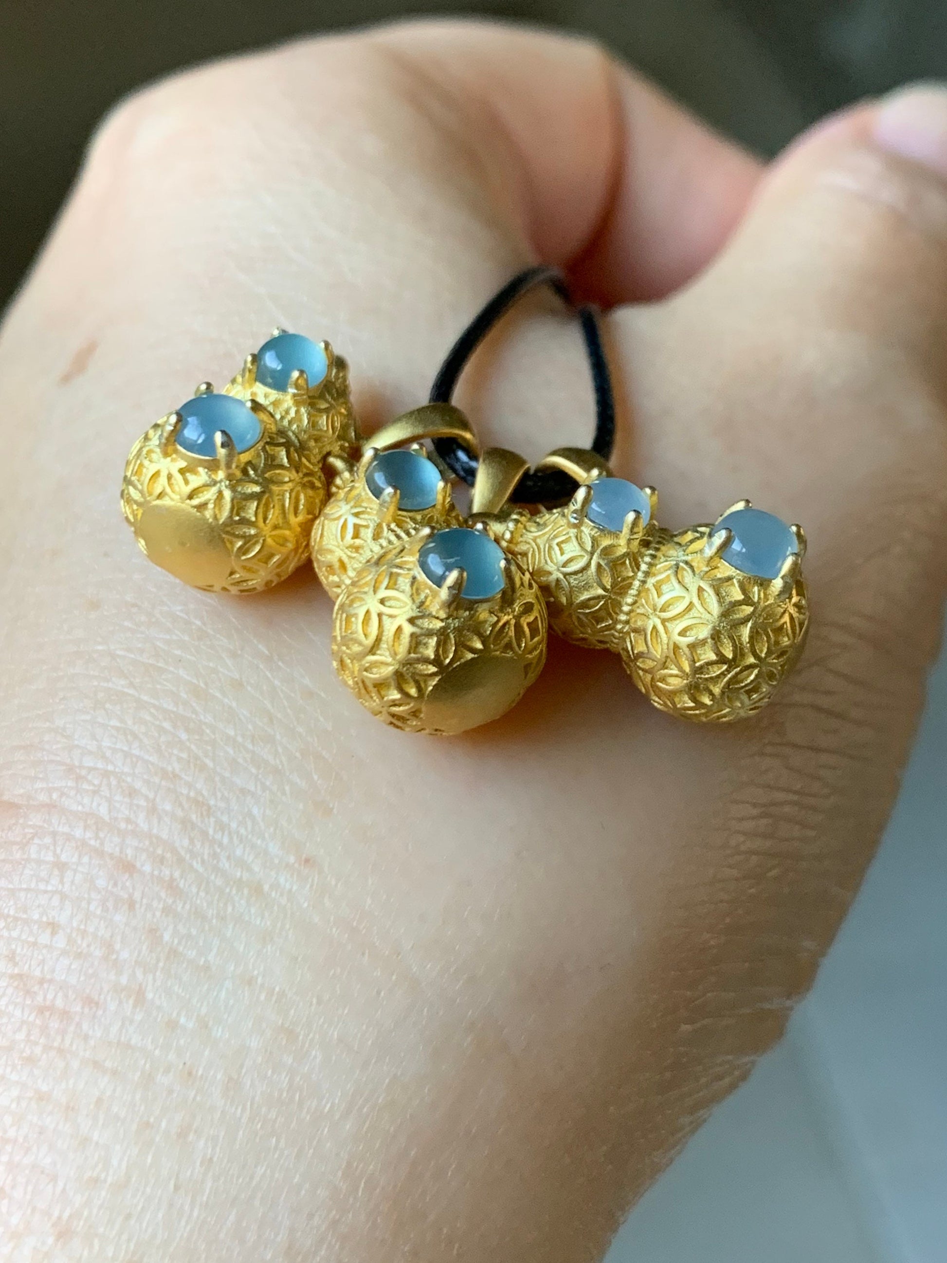 Natural Guatemalan Premium Light Blue Jadeite 3D Hulu Gourd Pendant S925 Silver Yellow Gold Finish w/ Chain 天然高冰危天空蓝翡翠银镶立体葫芦吊坠套链
