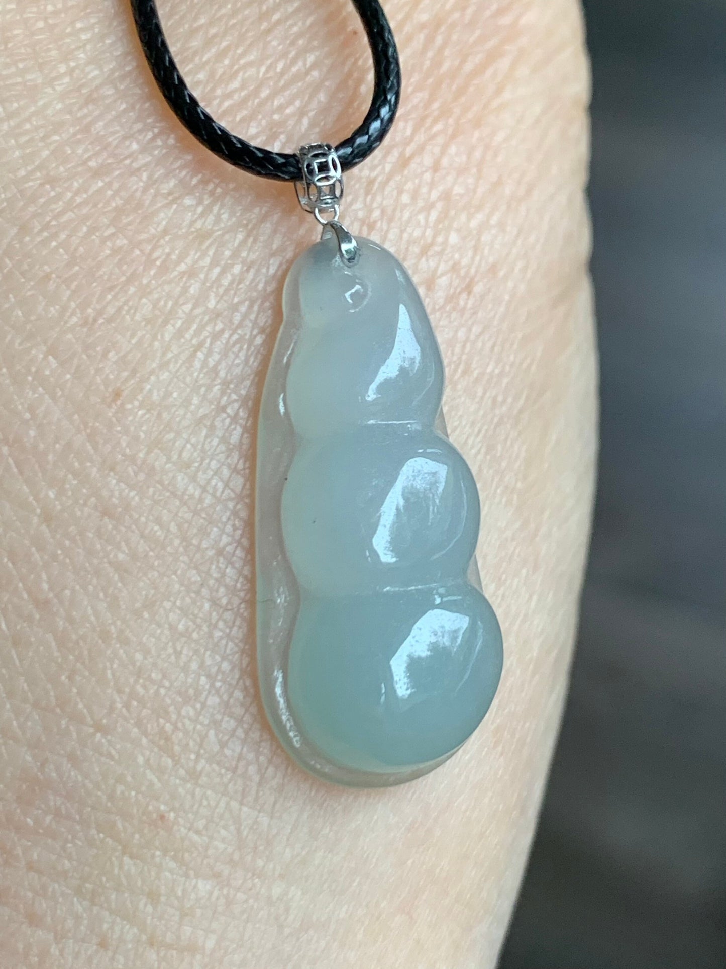 Natural Burmese Icy Translucent Pale Green Jadeite Carved Peapod Pendant 18K White Gold 天然缅甸糯冰淡晴底翡翠福豆镶嵌吊坠