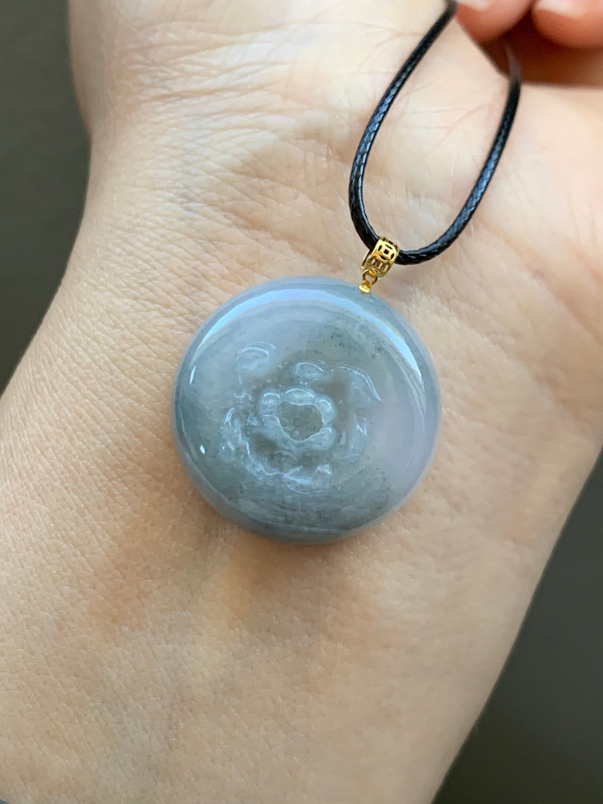 Natural Burmese Translucent Icy Wuji Marbled Jadeite Carved Peony Flower Coin Pendant 18K Yellow Gold Bail 天然缅甸糯冰淡紫乌鸡翡翠牡丹花圆牌吊坠