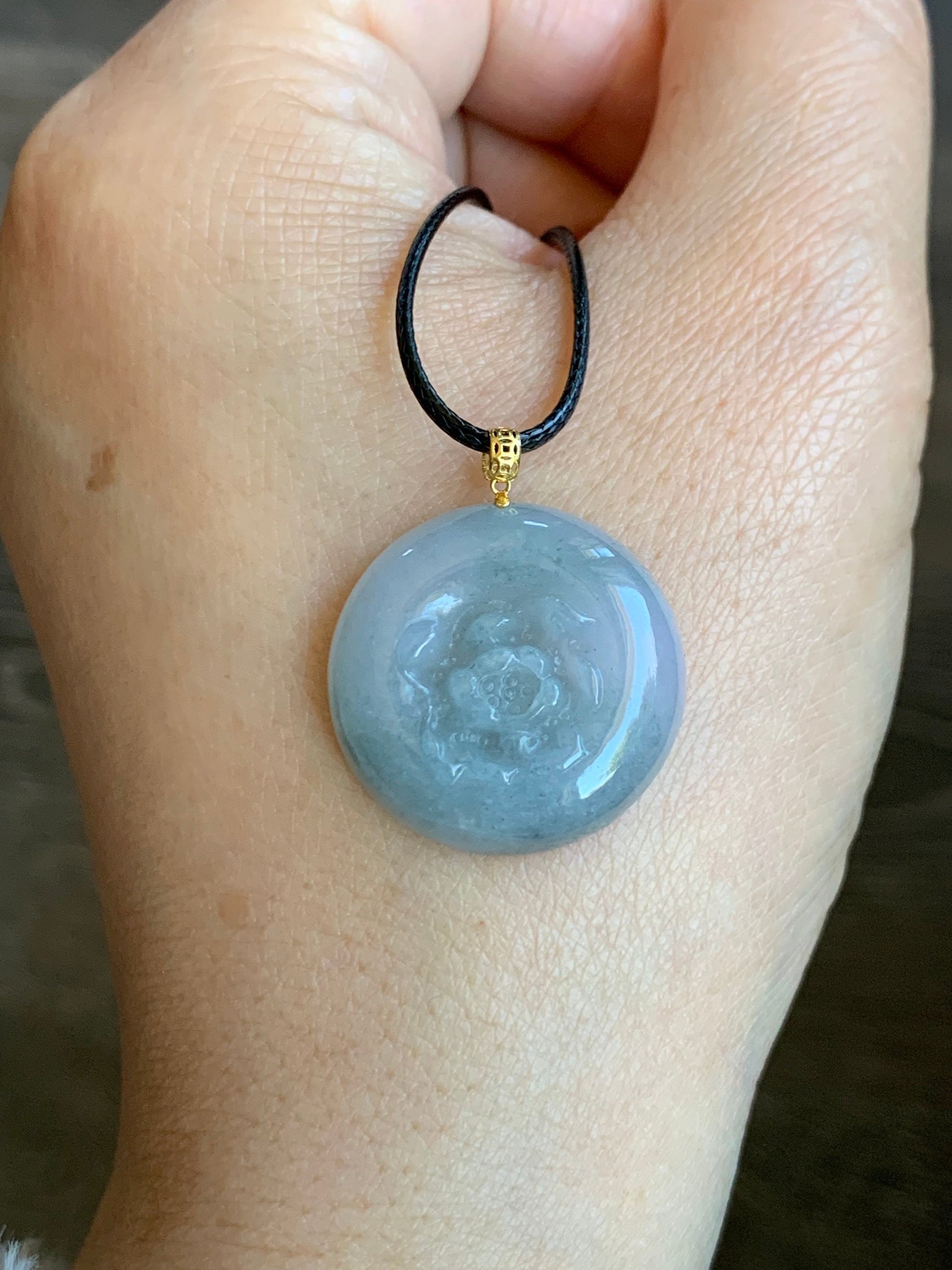 Natural Burmese Translucent Icy Wuji Marbled Jadeite Carved Peony Flower Coin Pendant 18K Yellow Gold Bail 天然缅甸糯冰淡紫乌鸡翡翠牡丹花圆牌吊坠