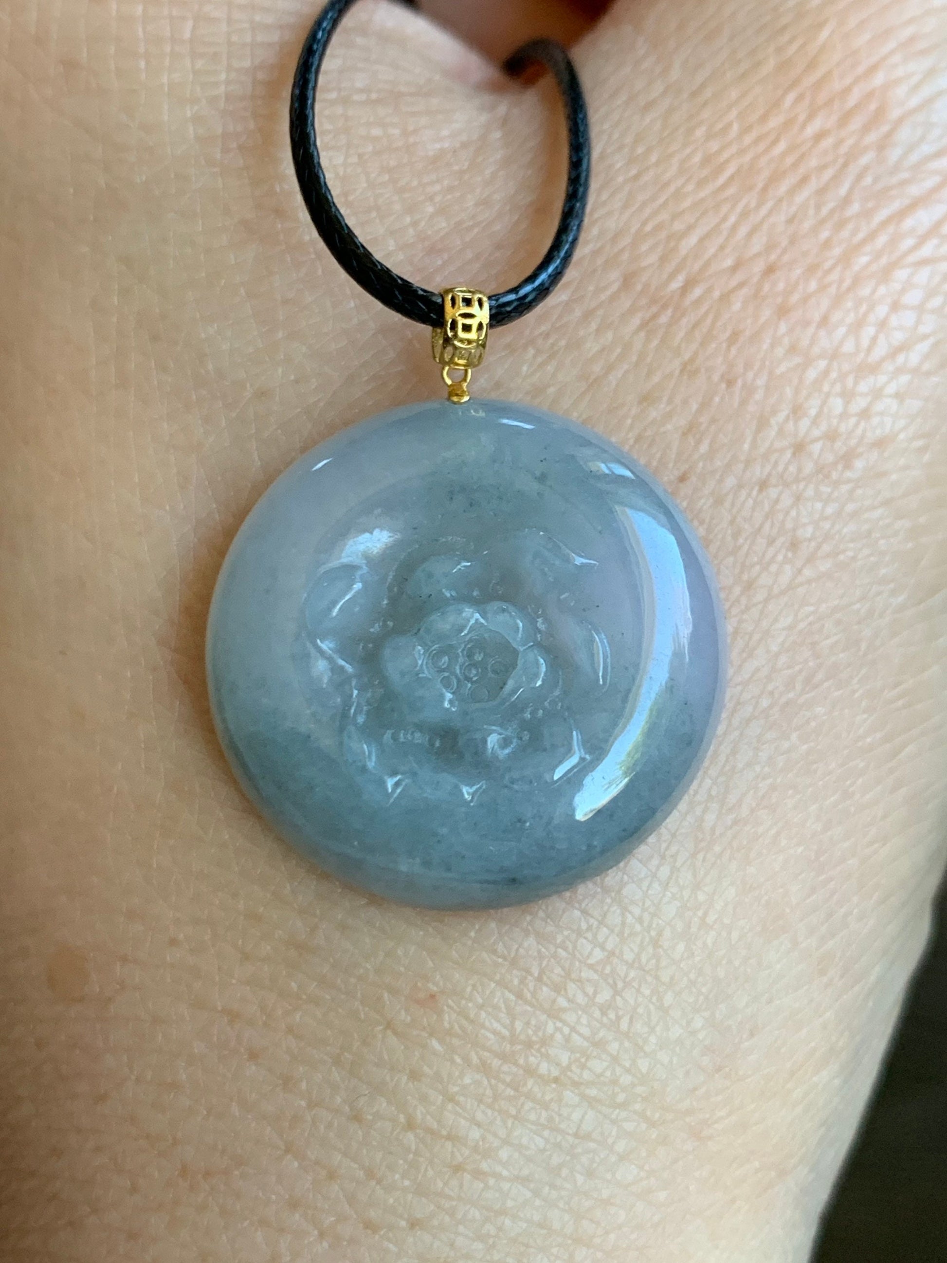 Natural Burmese Translucent Icy Wuji Marbled Jadeite Carved Peony Flower Coin Pendant 18K Yellow Gold Bail 天然缅甸糯冰淡紫乌鸡翡翠牡丹花圆牌吊坠