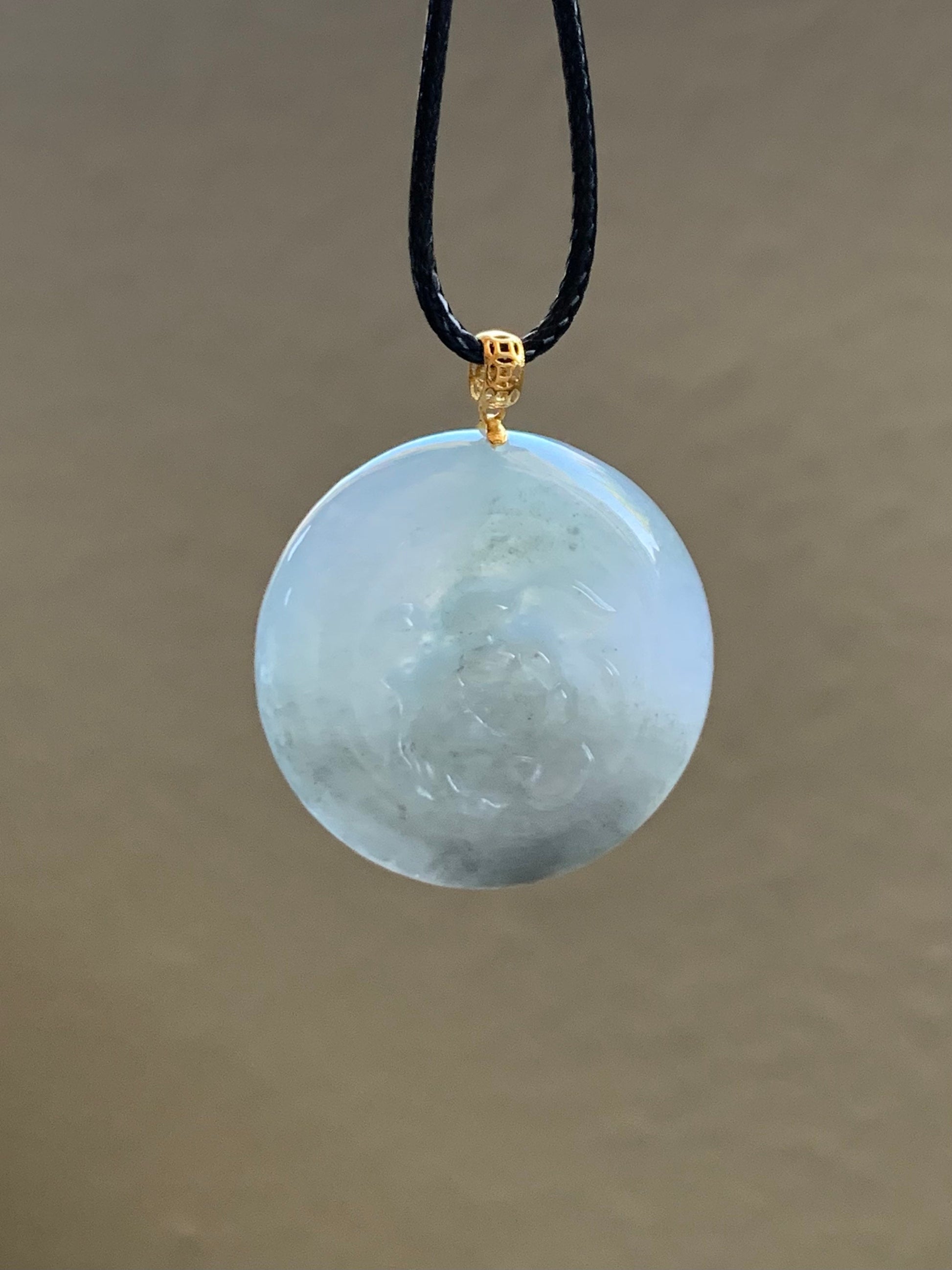 Natural Burmese Translucent Icy Wuji Marbled Jadeite Carved Peony Flower Coin Pendant 18K Yellow Gold Bail 天然缅甸糯冰淡紫乌鸡翡翠牡丹花圆牌吊坠