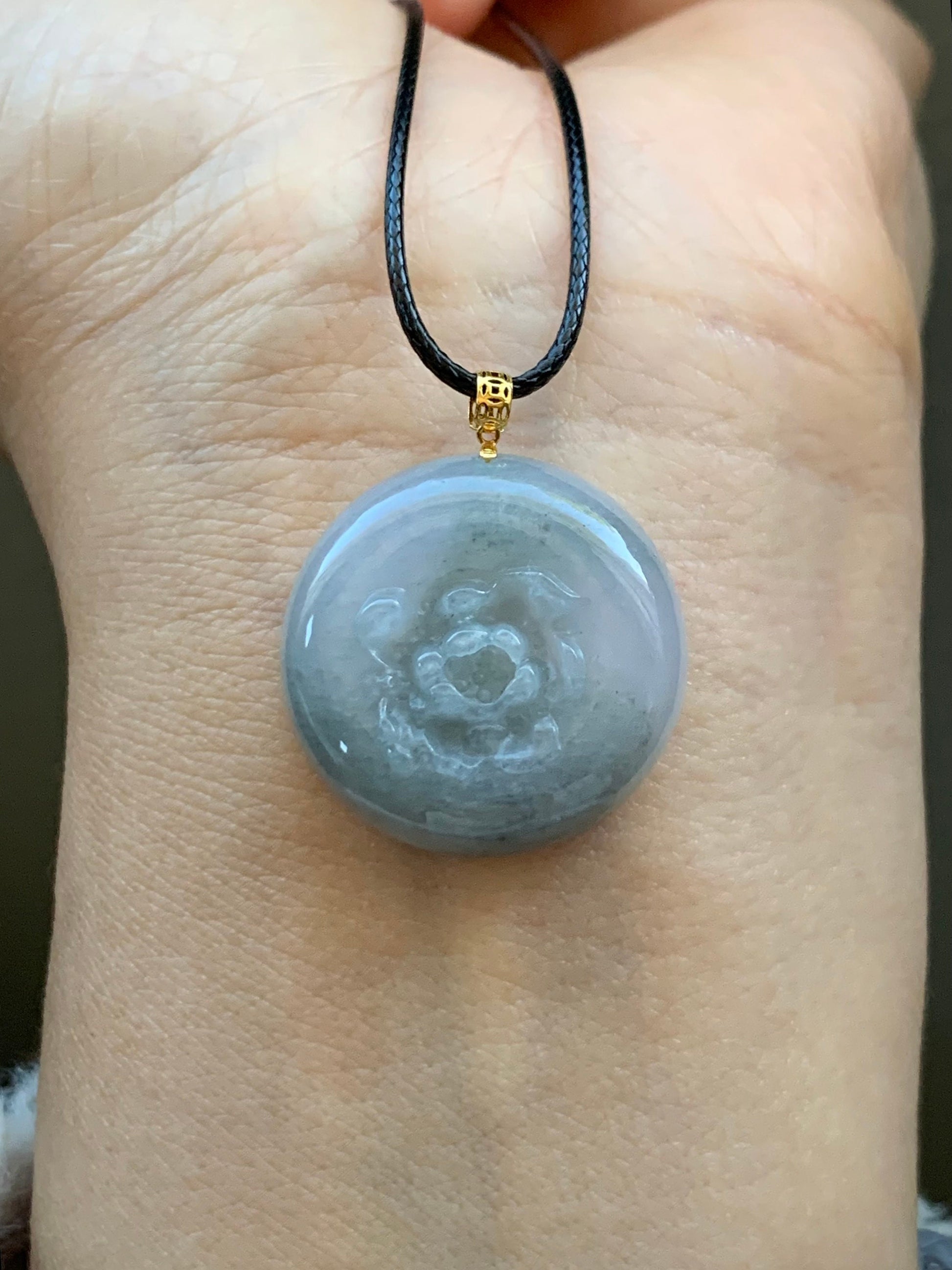 Natural Burmese Translucent Icy Wuji Marbled Jadeite Carved Peony Flower Coin Pendant 18K Yellow Gold Bail 天然缅甸糯冰淡紫乌鸡翡翠牡丹花圆牌吊坠