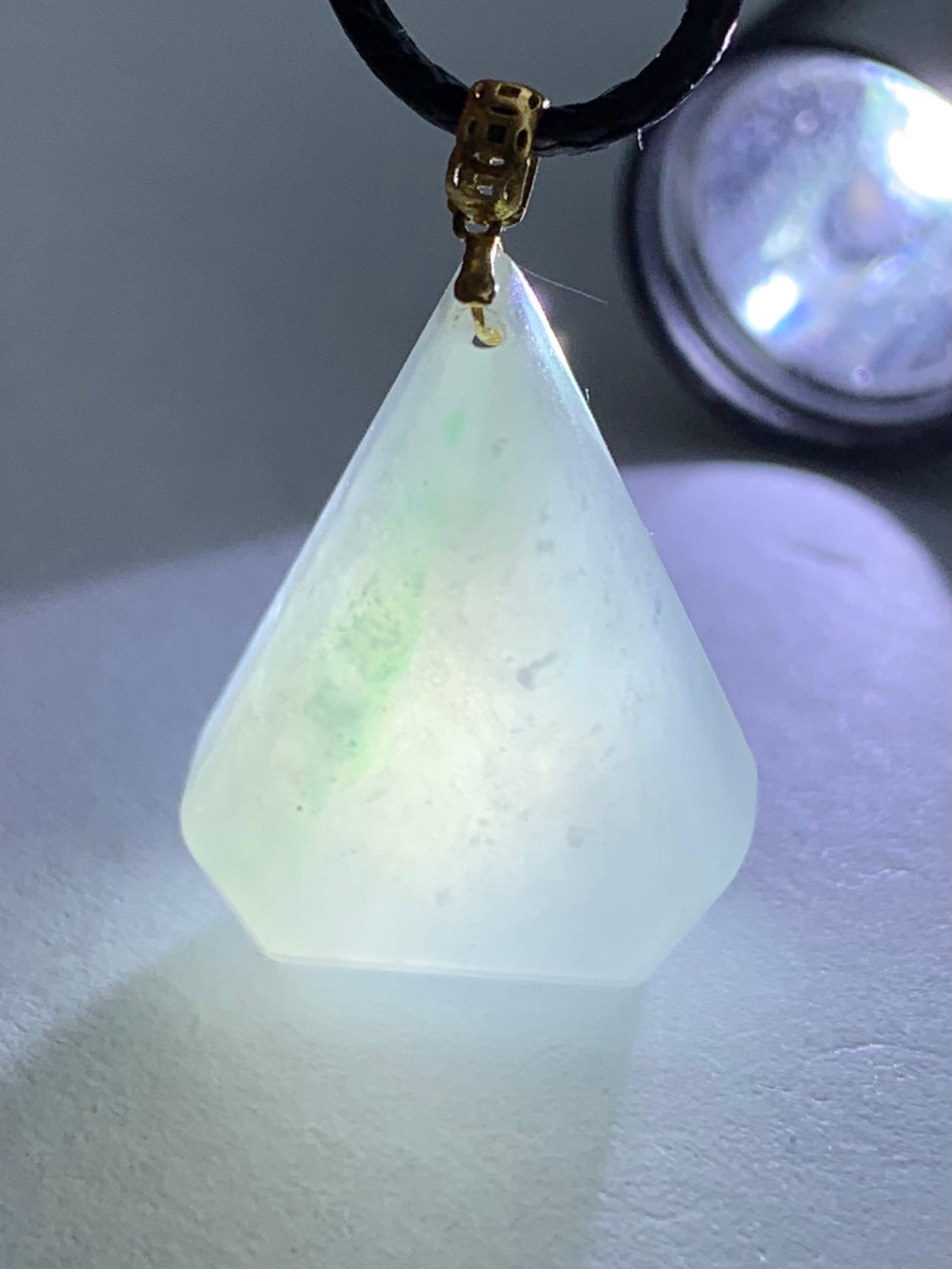 Natural Burmese grade A Icy Translucent Gelatinous Light Green Marbled Jadeite Diamond Cut Pendant 18K Yellow Gold Bail 天然缅甸白冰飘花翡翠钻石切割面镶嵌吊坠