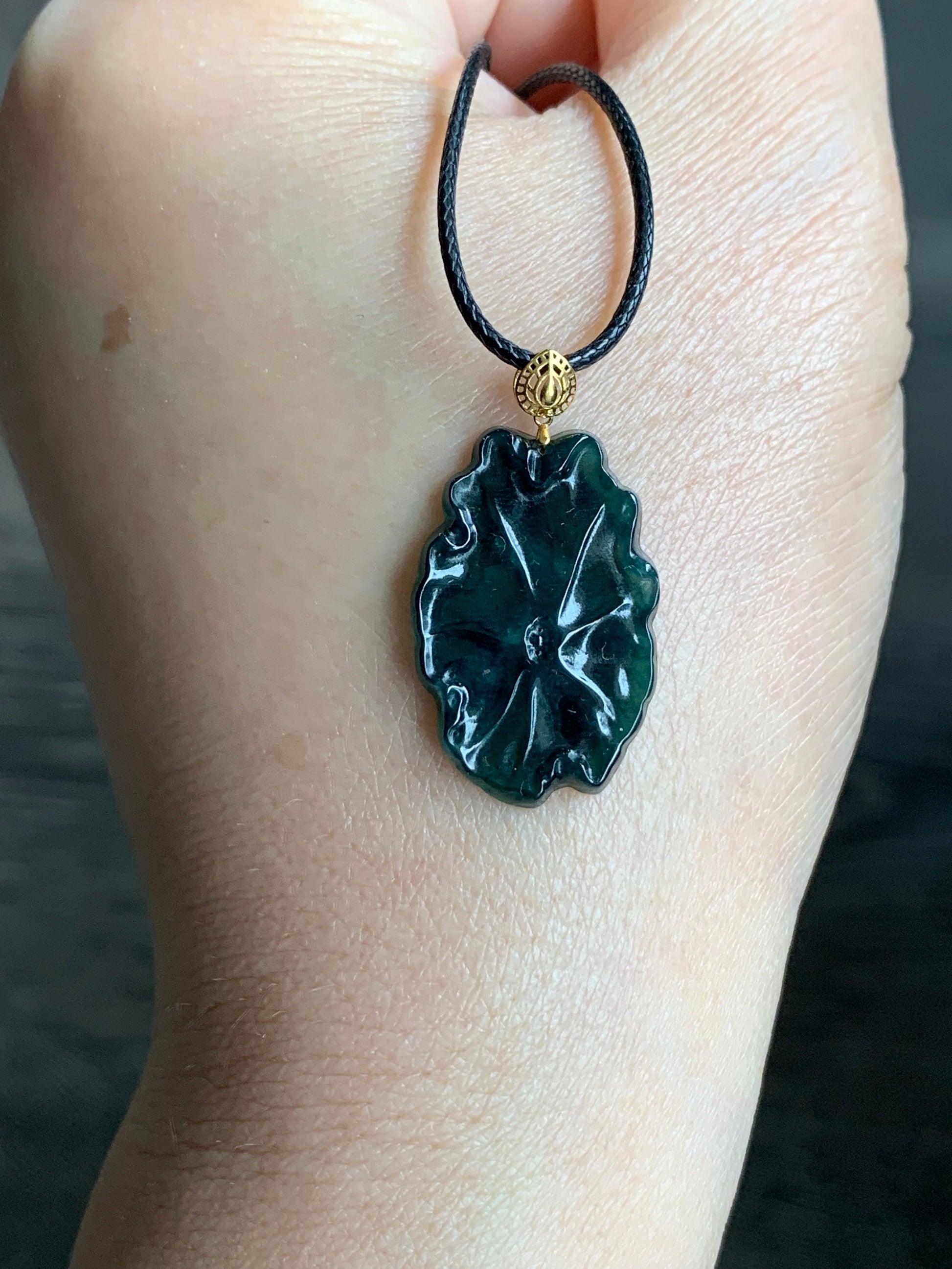 Natural Burmese Icy Translucent Dark Teal Green Jadeite Oval Pendant Carved w/ Lily Pad 18K Yellow Gold Bail 天然缅甸冰湖水绿翡翠荷叶吊坠