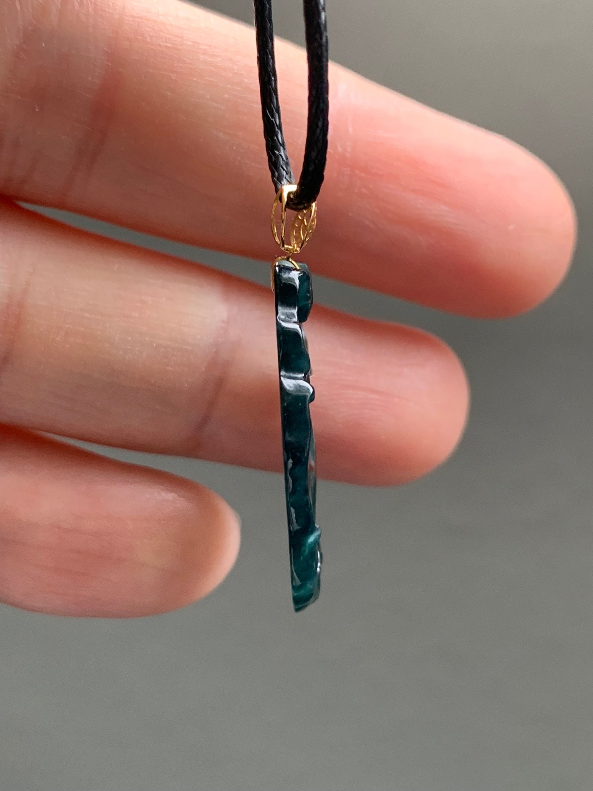 Natural Burmese Icy Translucent Dark Teal Green Jadeite Oval Pendant Carved w/ Lily Pad 18K Yellow Gold Bail 天然缅甸冰湖水绿翡翠荷叶吊坠