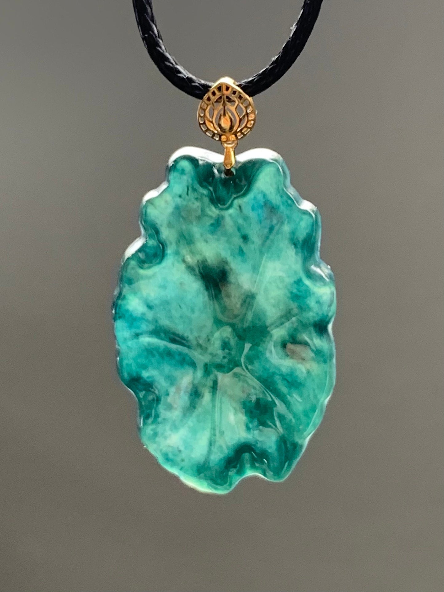 Natural Burmese Icy Translucent Dark Teal Green Jadeite Oval Pendant Carved w/ Lily Pad 18K Yellow Gold Bail 天然缅甸冰湖水绿翡翠荷叶吊坠