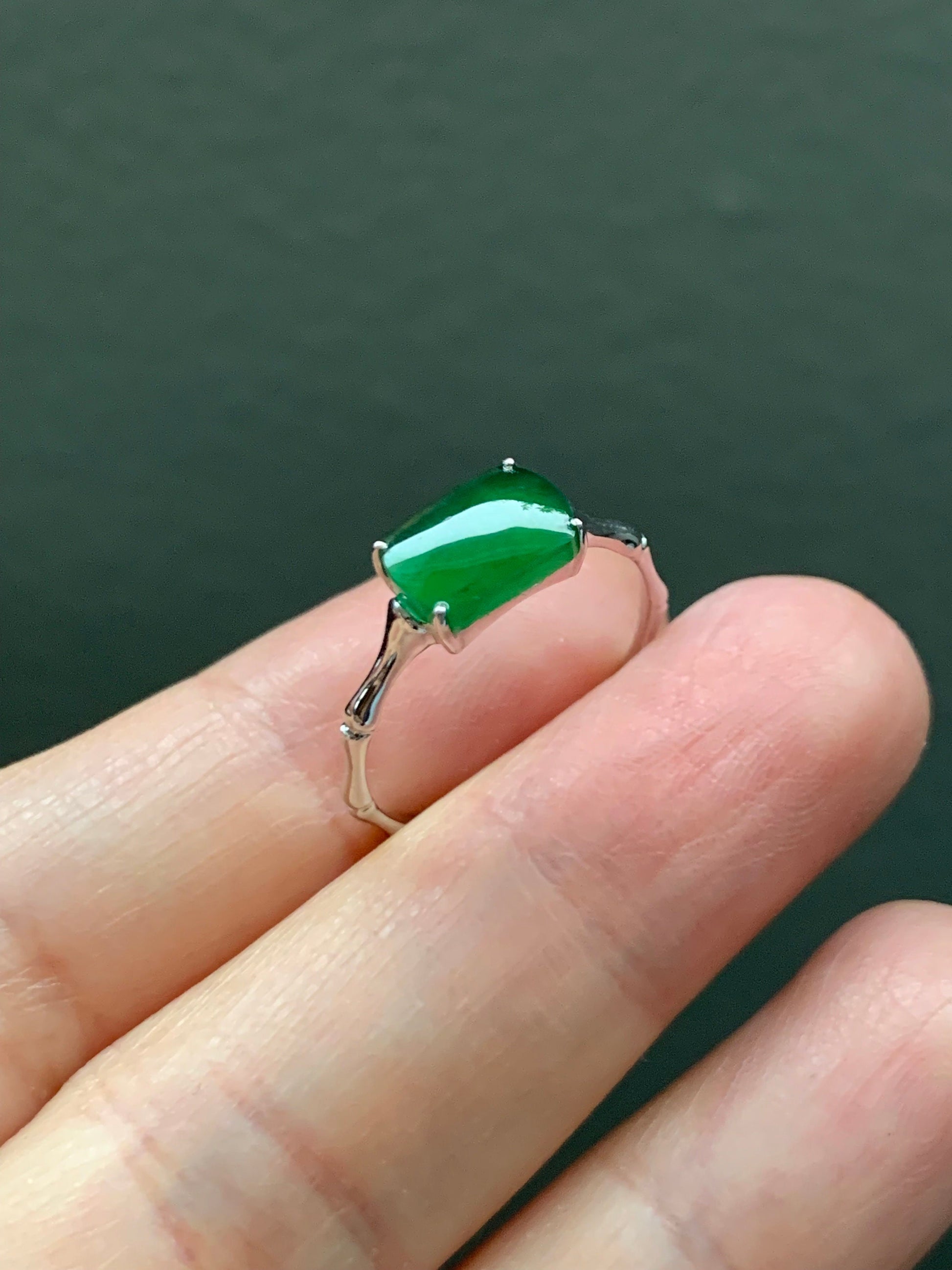 Certified Natural Guatemalan Icy Translucent Vibrant Green Jadeite Saddle Cut Bamboo Ring 18K White Gold size 7.25 天然高冰危绿翡翠马鞍戒面竹节镶嵌戒指 7419
