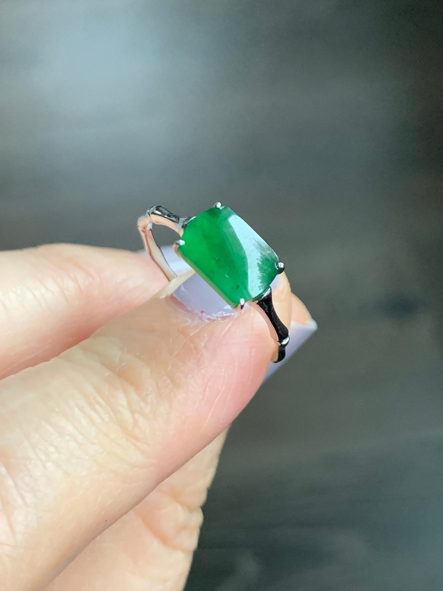 Certified Natural Guatemalan Icy Translucent Vibrant Green Jadeite Saddle Cut Bamboo Ring 18K White Gold size 7.25 天然高冰危绿翡翠马鞍戒面竹节镶嵌戒指 7419