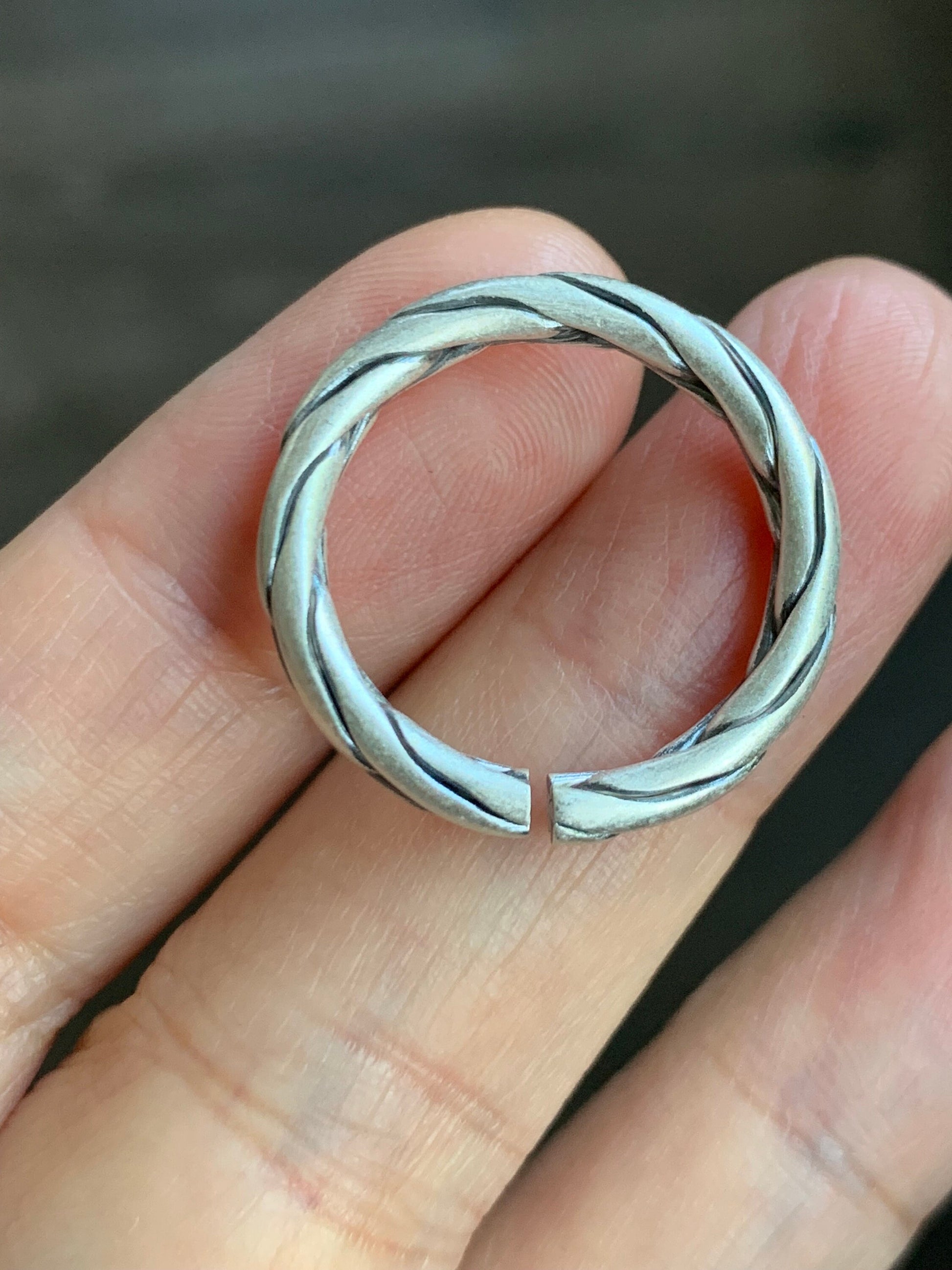 Solid 999 Sterling Silver Handcrafted Braided Band Ring Size 7.25 Adjustable 4 grams Must-Have! 999足银麻花款圆条戒圈
