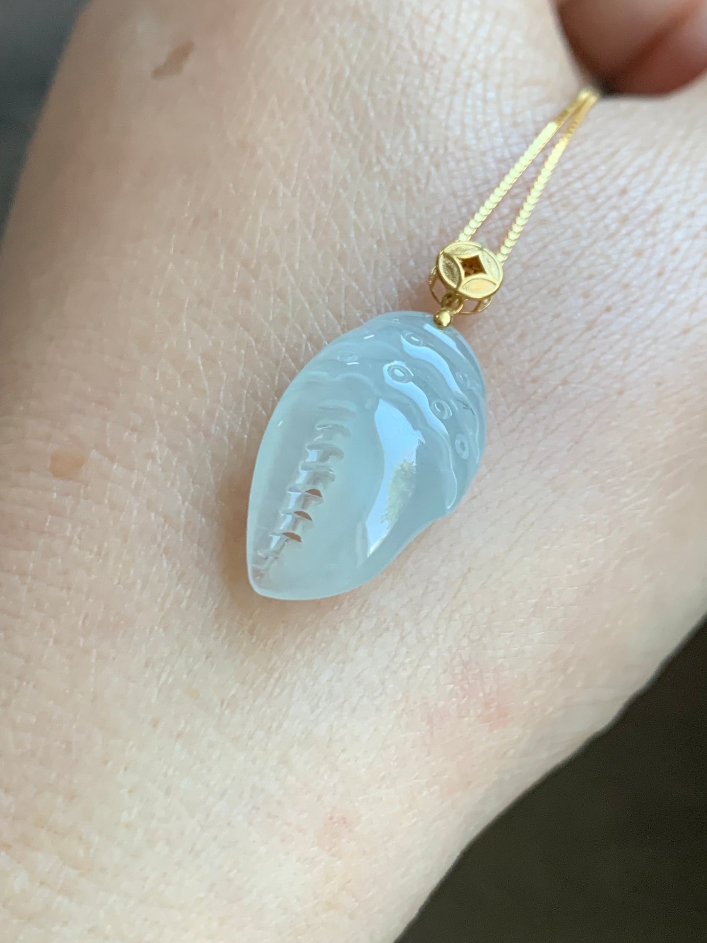 Natural Burmese Grade A Premium Icy Highly Translucent White Jadeite Crab Claw Pendant 18K Yellow Gold Bail 天然缅甸起冰起光白冰翡翠蟹钳镶嵌吊坠