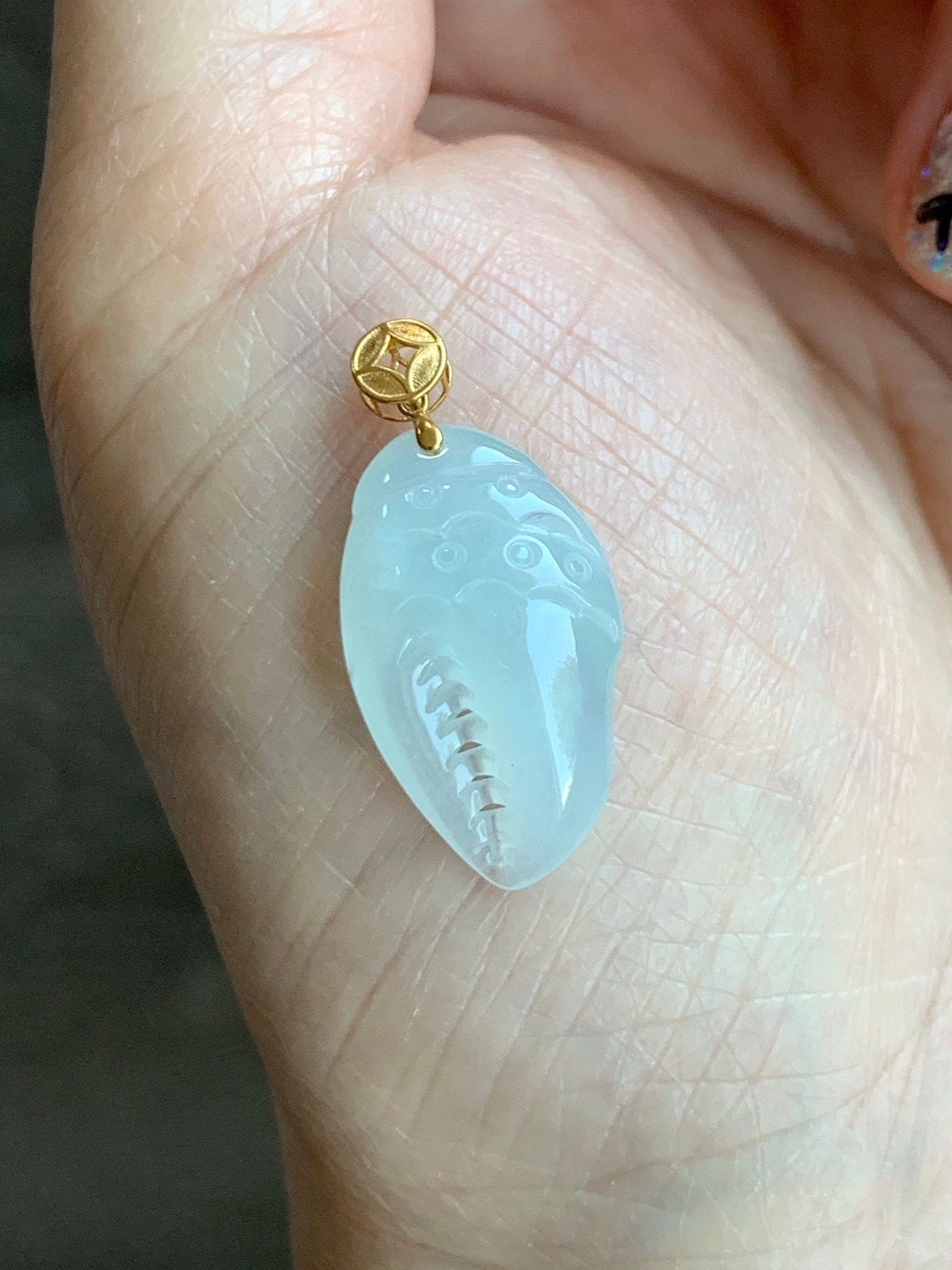 Natural Burmese Grade A Premium Icy Highly Translucent White Jadeite Crab Claw Pendant 18K Yellow Gold Bail 天然缅甸起冰起光白冰翡翠蟹钳镶嵌吊坠