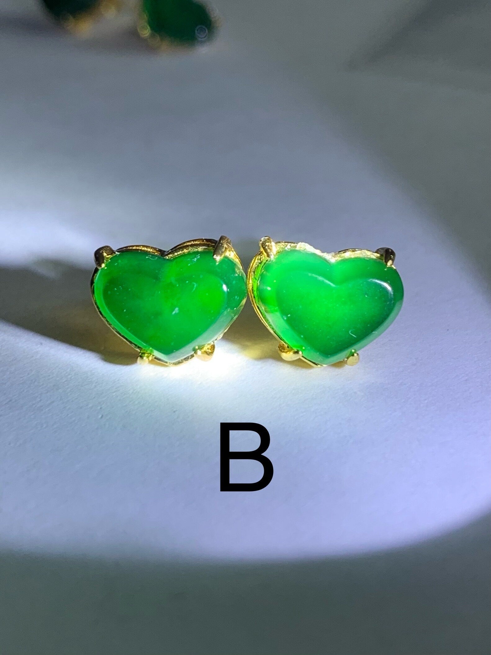 Natural Guatemalan Icy Highly Translucent Vibrant Green Jadeite Heart Shaped Stud Earrings Sterling Silver Yellow Gold Finish 天然冰危绿翡翠爱心银耳钉
